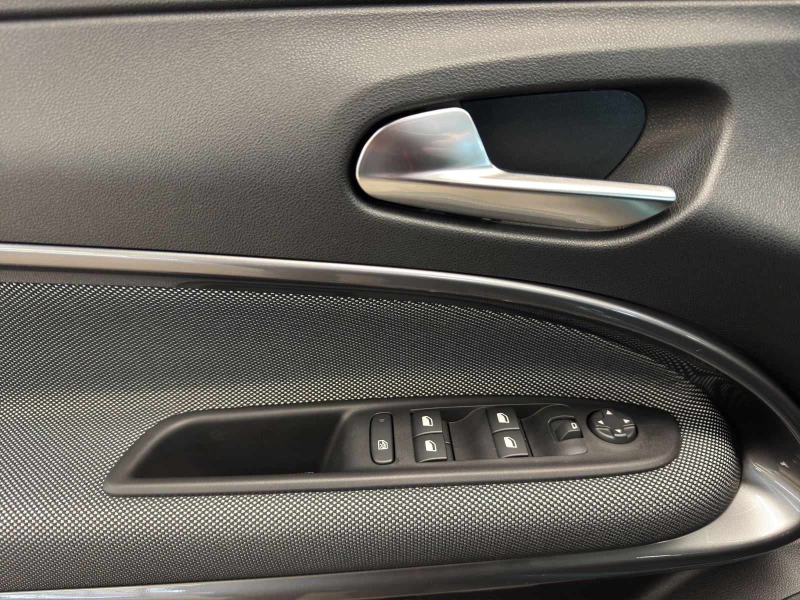 FIAT 600 1.2 Hybrid Swiss Edition-image-12