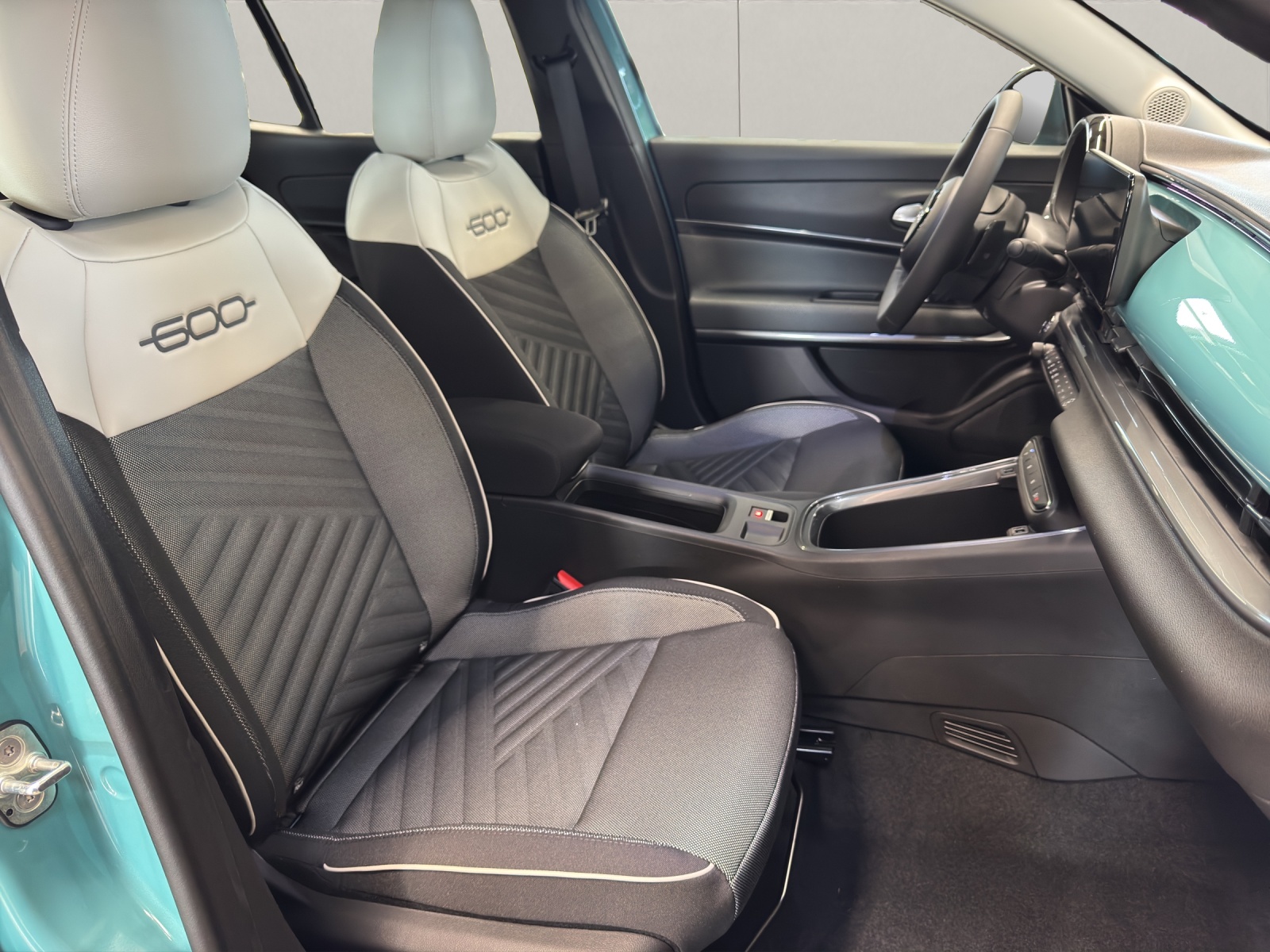 FIAT 600 1.2 Hybrid Swiss Edition-image-10