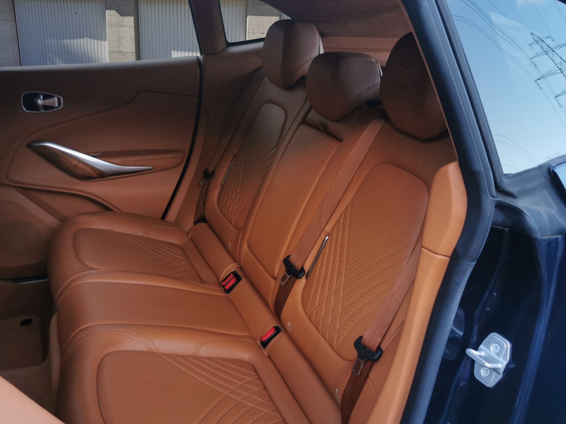 ASTON MARTIN DBX 4.0 V8-image-11