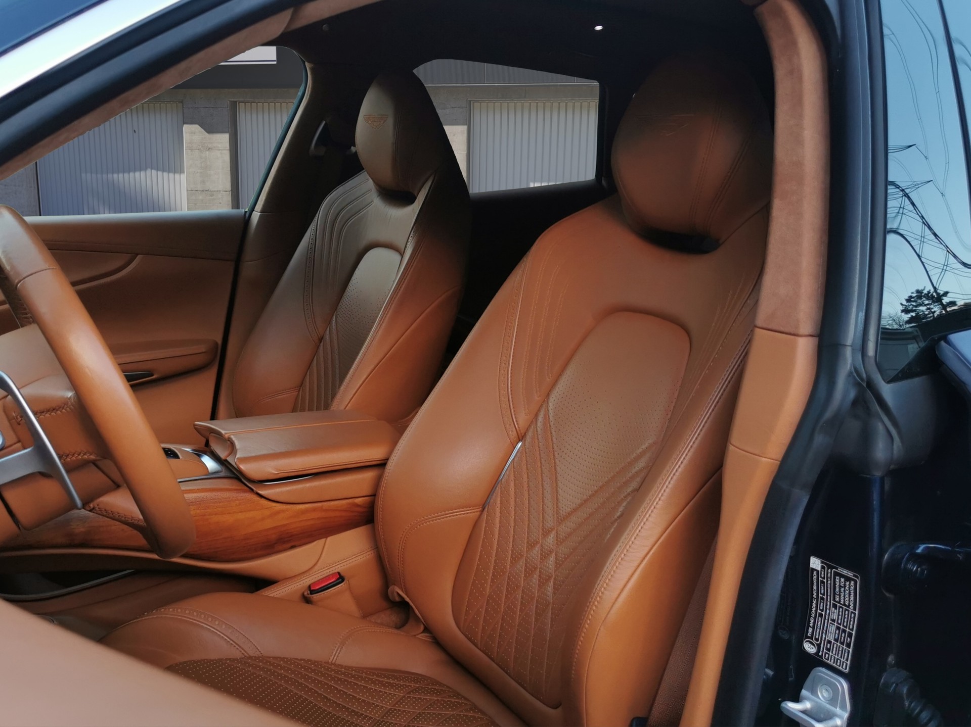 ASTON MARTIN DBX 4.0 V8-image-9