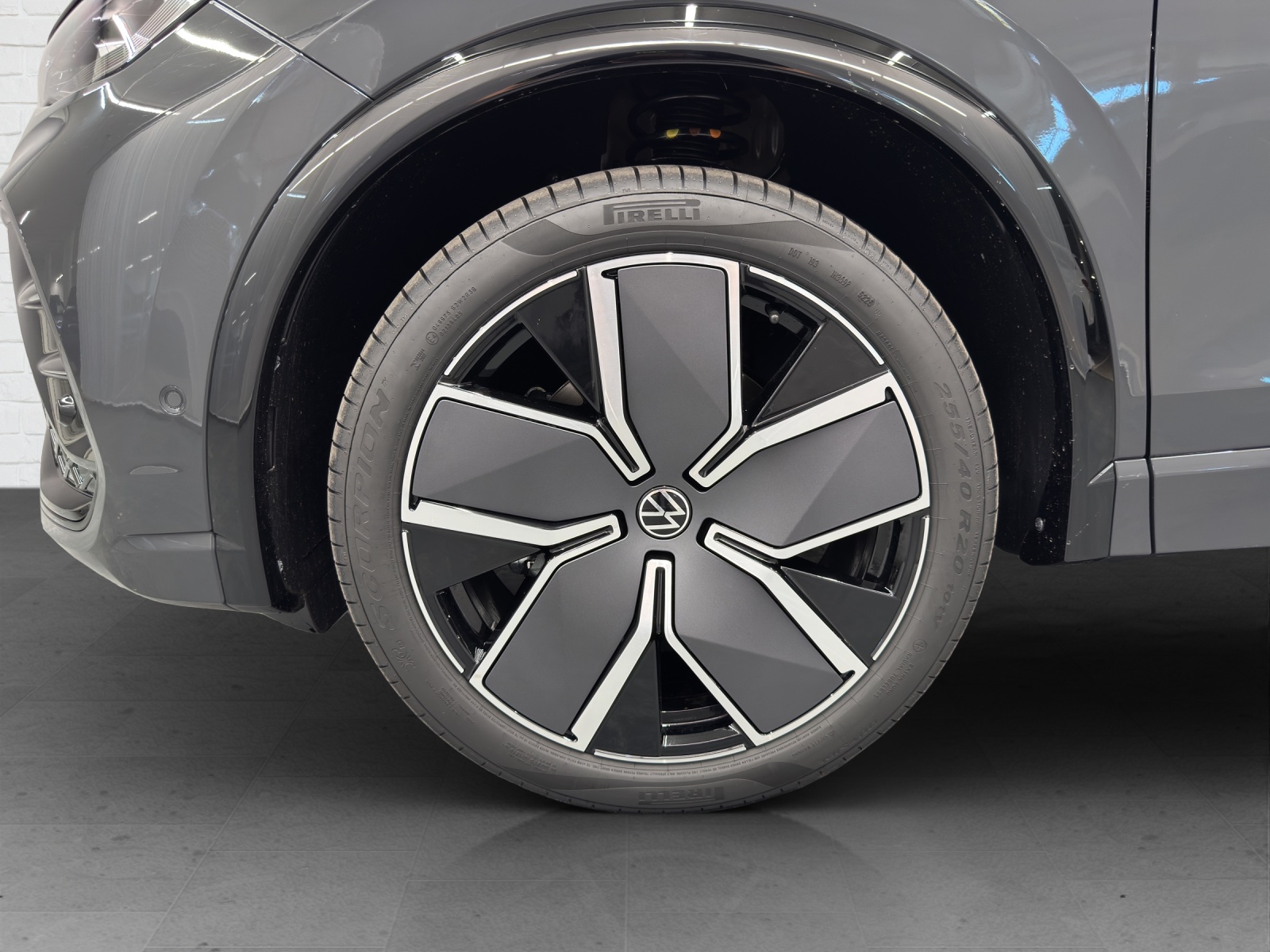VW Tiguan 2.0 TSI R-Line DSG 4motion-image-5