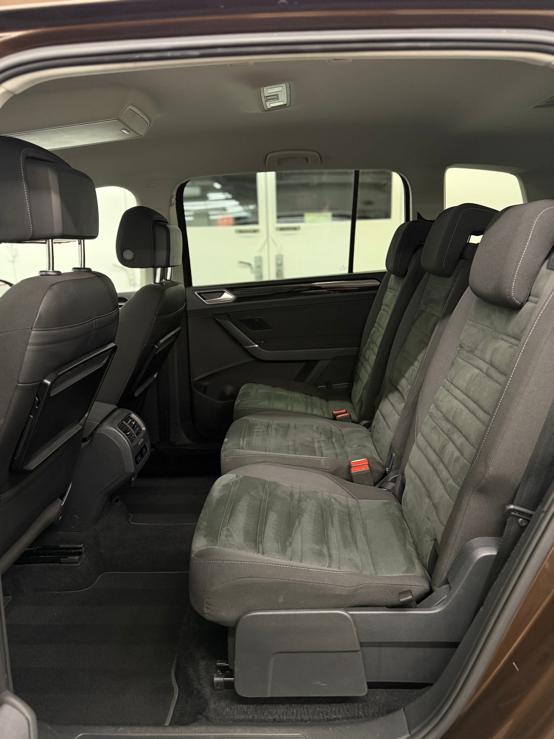 VW Touran 2.0 TDI Highline DSG 7-Plätzer-image-16