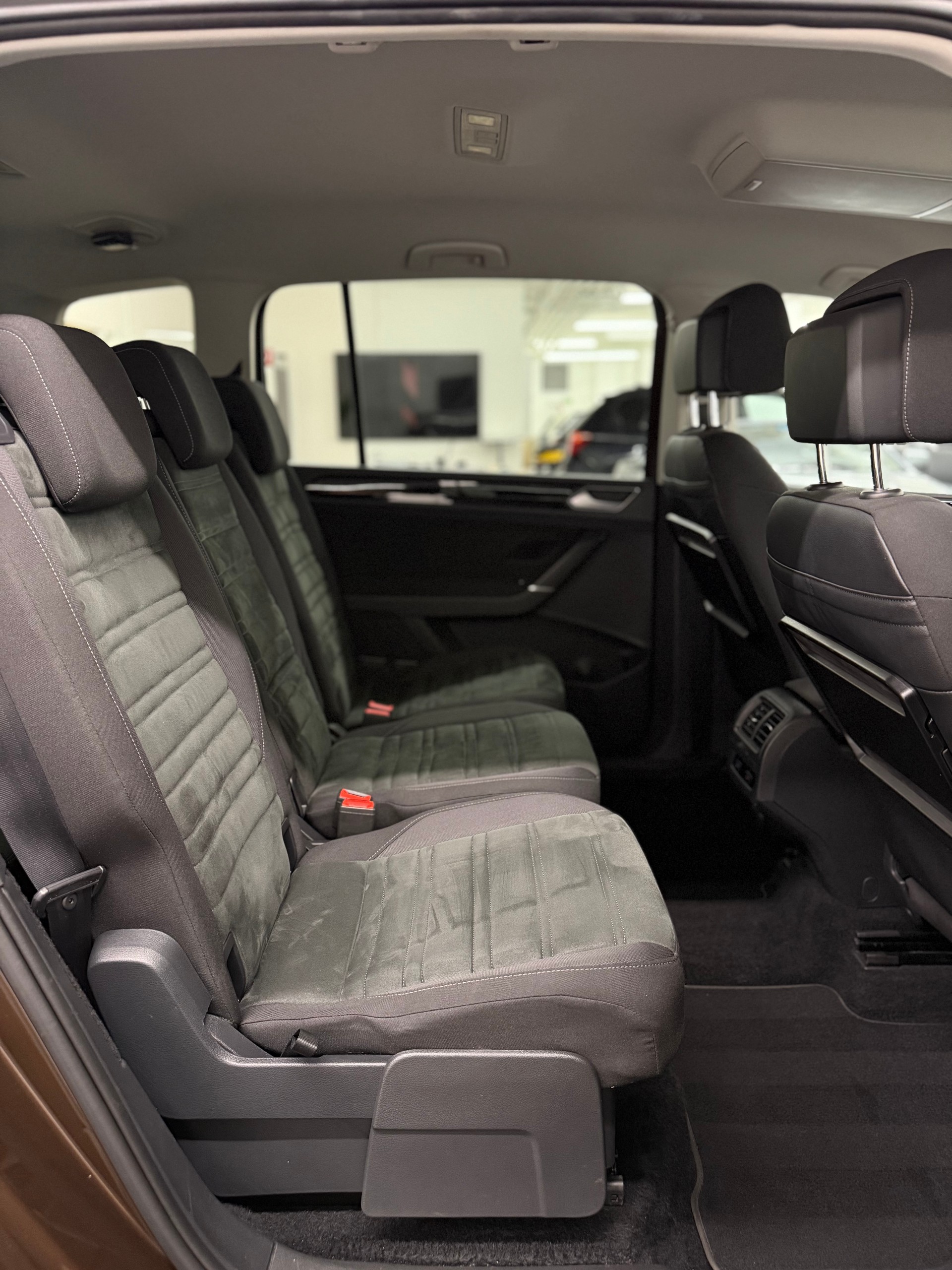 VW Touran 2.0 TDI Highline DSG 7-Plätzer-image-17