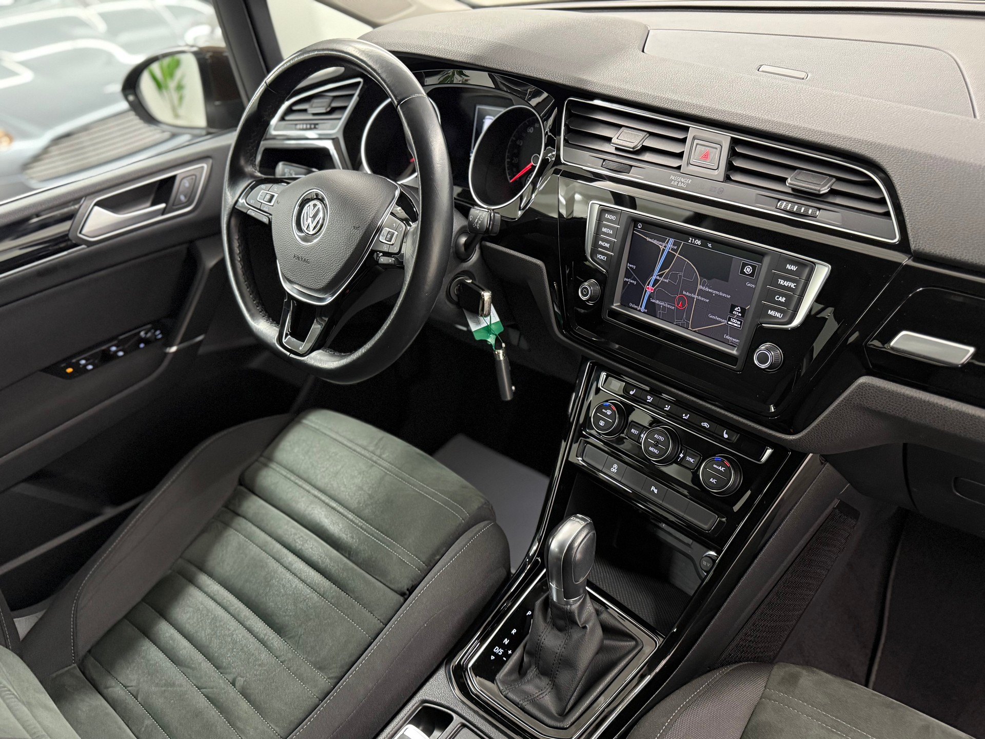 VW Touran 2.0 TDI Highline DSG 7-Plätzer-image-10