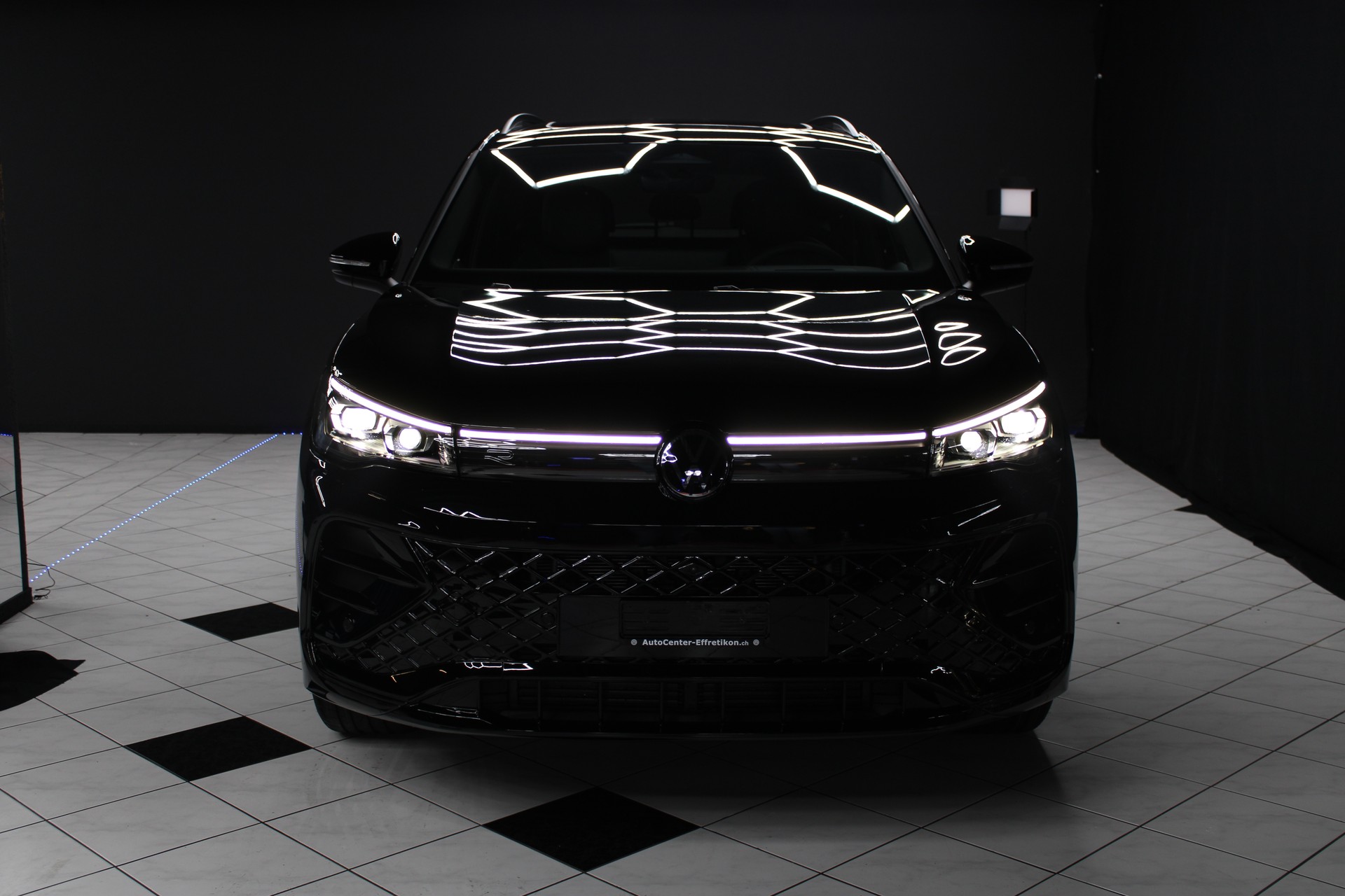 VW Tiguan 2.0TDI R-Line 4M-showroom-element-1