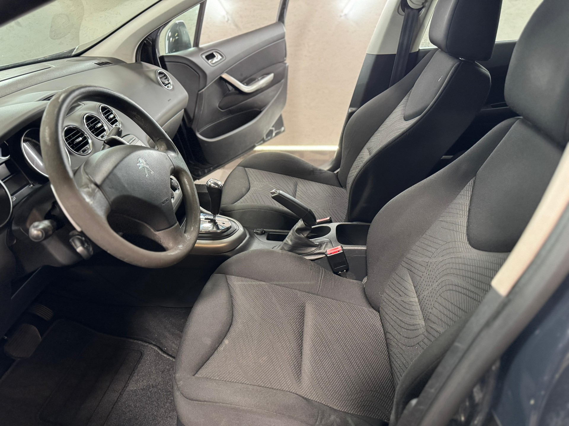 PEUGEOT 308 SW 1.6 HDI Allure EGS6-image-7