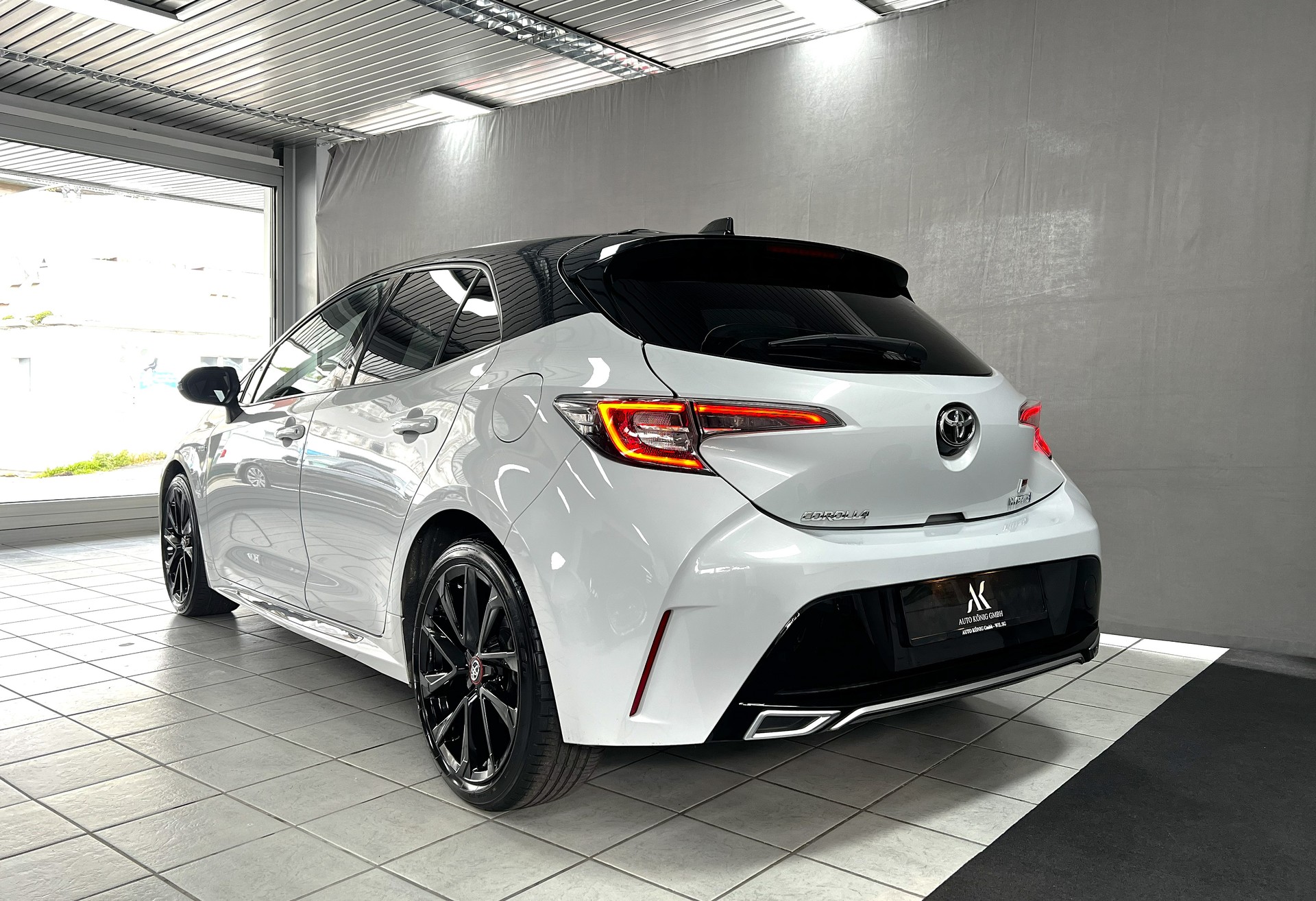 TOYOTA Corolla 2.0 HSD GR-S e-CVT-image-2