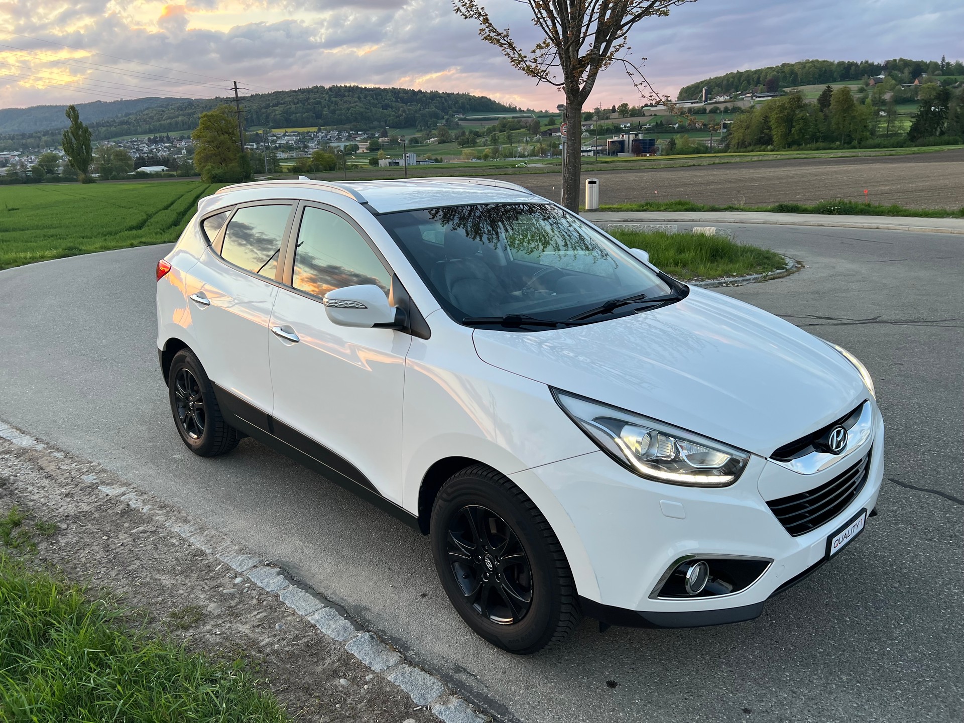 HYUNDAI iX 35 2.0 CRDi Premium 4WD Automatic-image-2