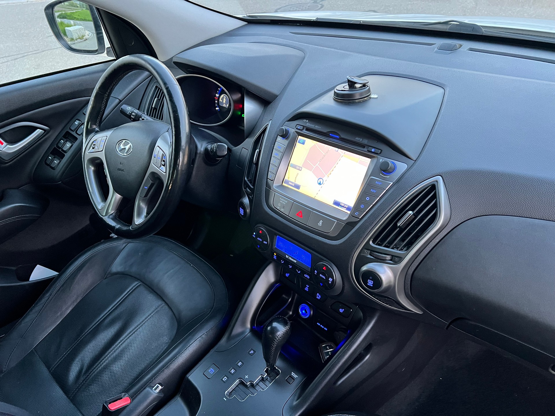 HYUNDAI iX 35 2.0 CRDi Premium 4WD Automatic-image-17