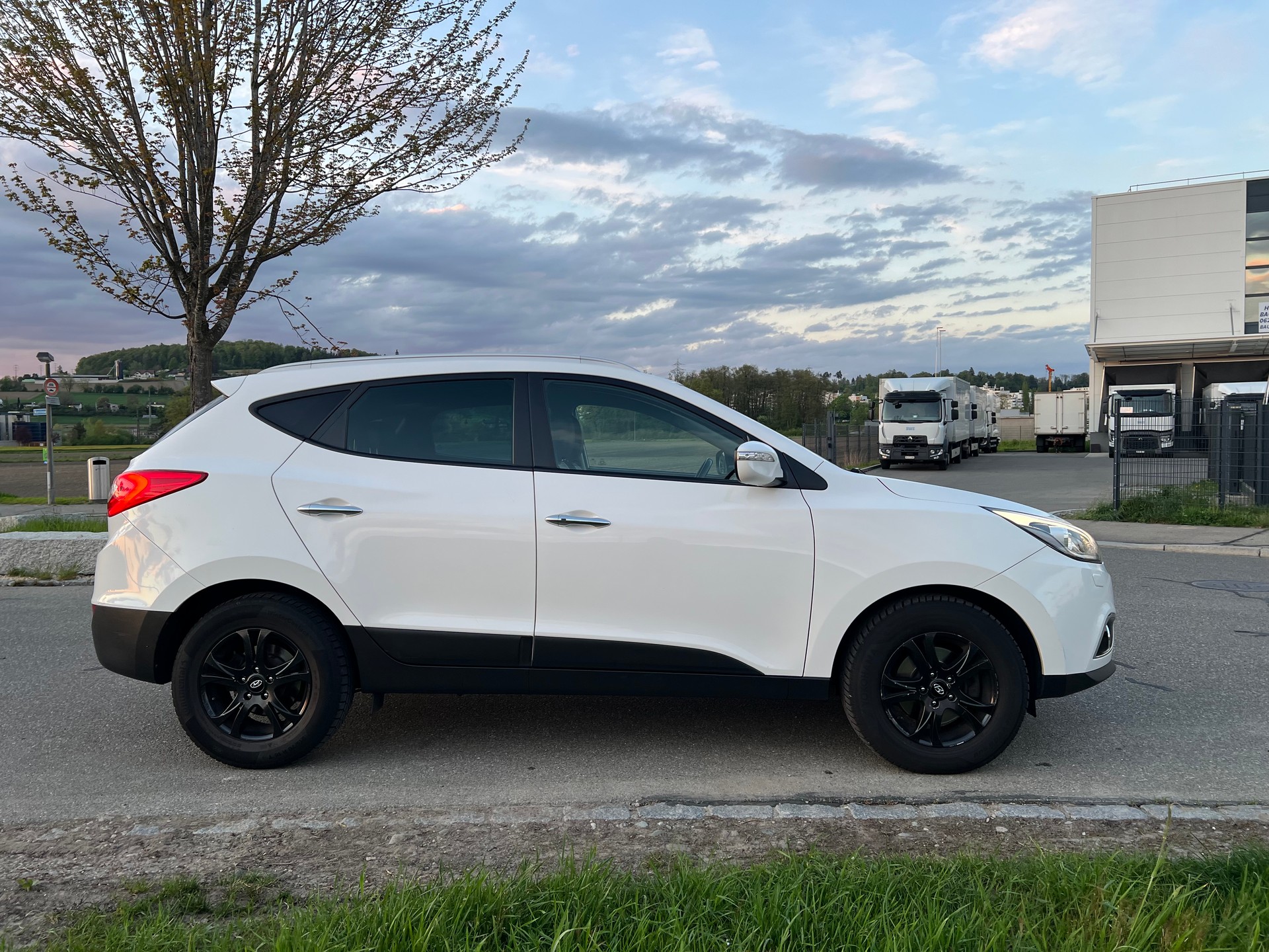 HYUNDAI iX 35 2.0 CRDi Premium 4WD Automatic-image-11