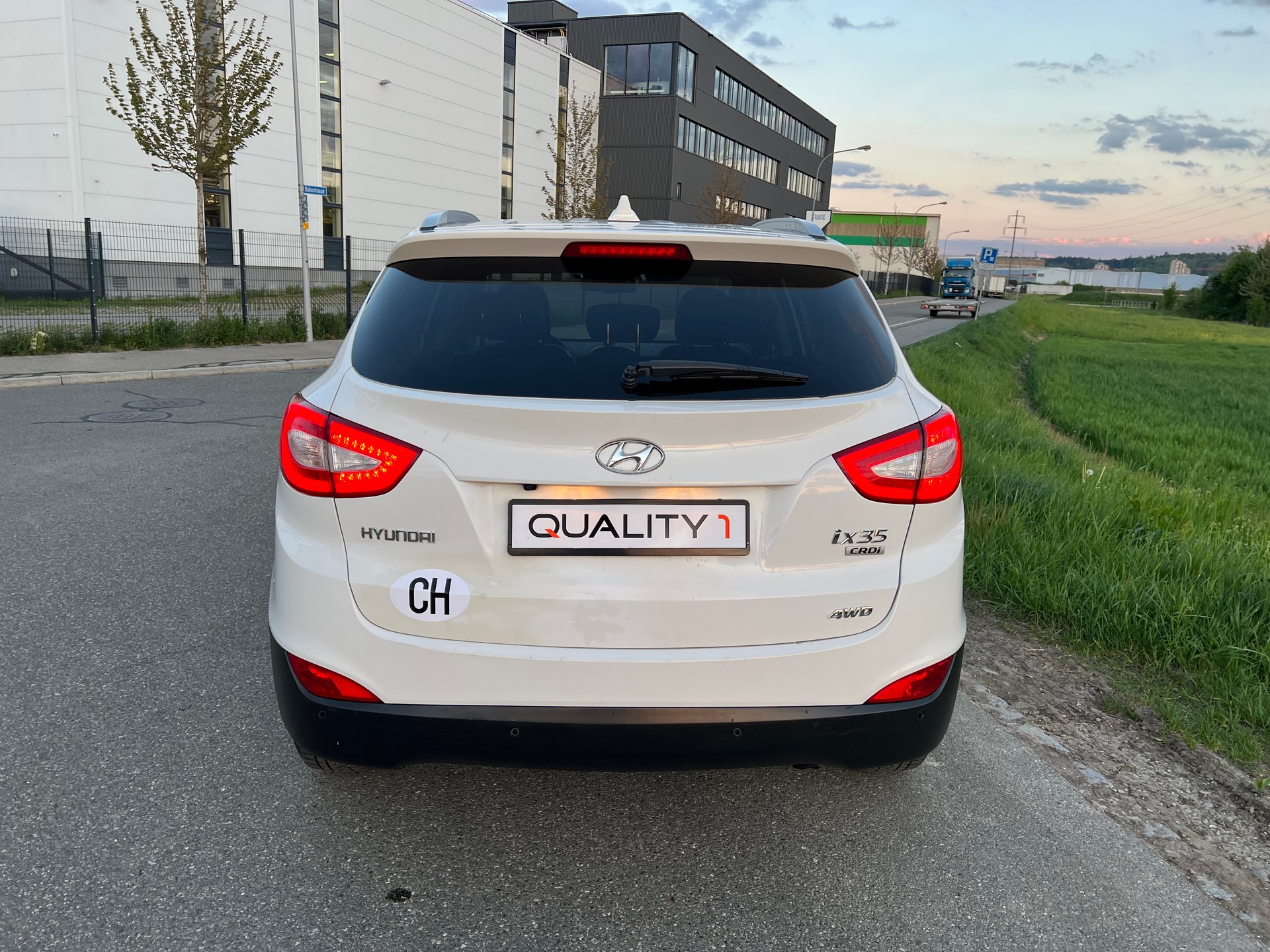 HYUNDAI iX 35 2.0 CRDi Premium 4WD Automatic-image-12