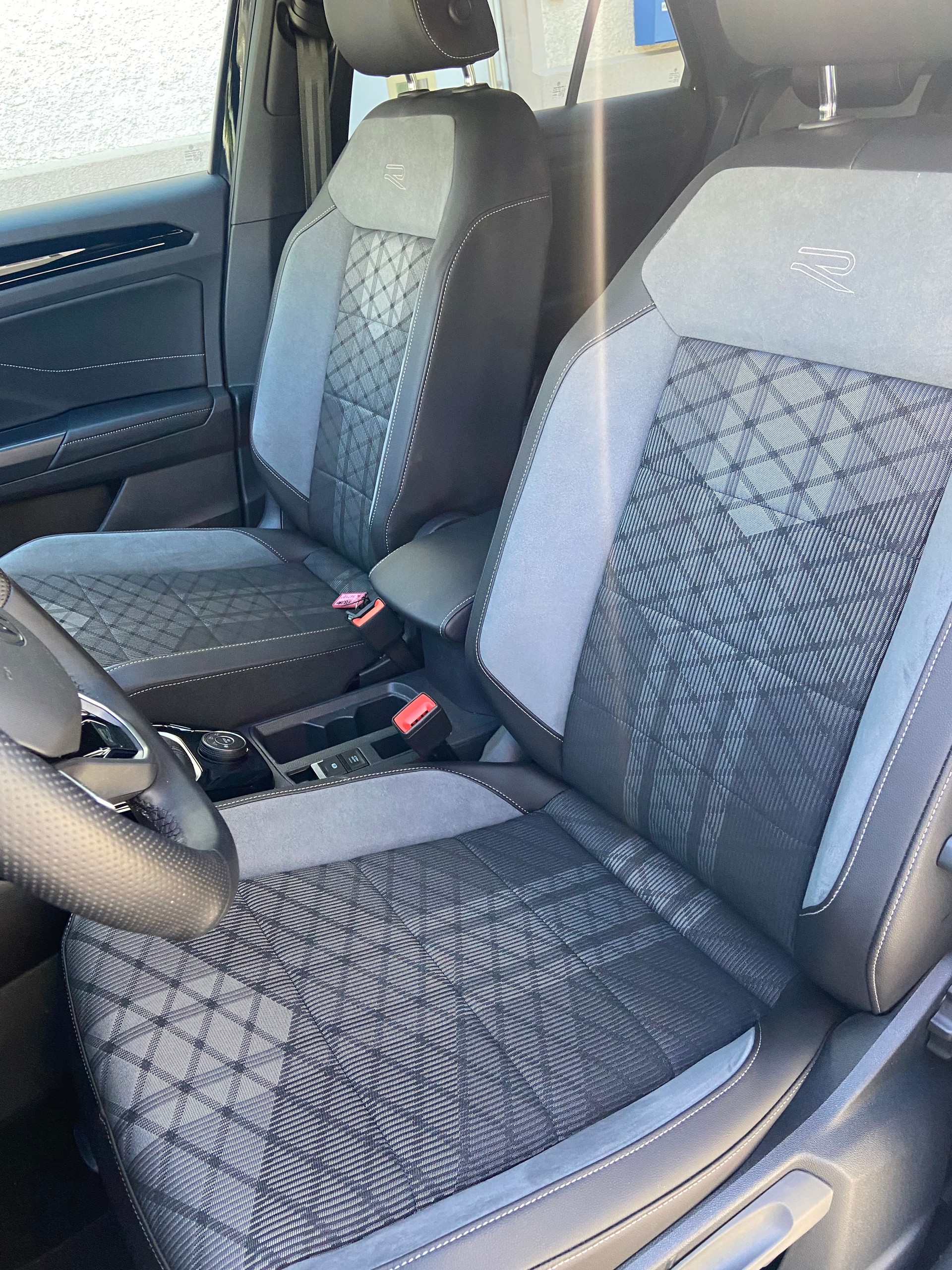 VW T-Roc 2.0 TSI R-Line DSG 4Motion-image-8