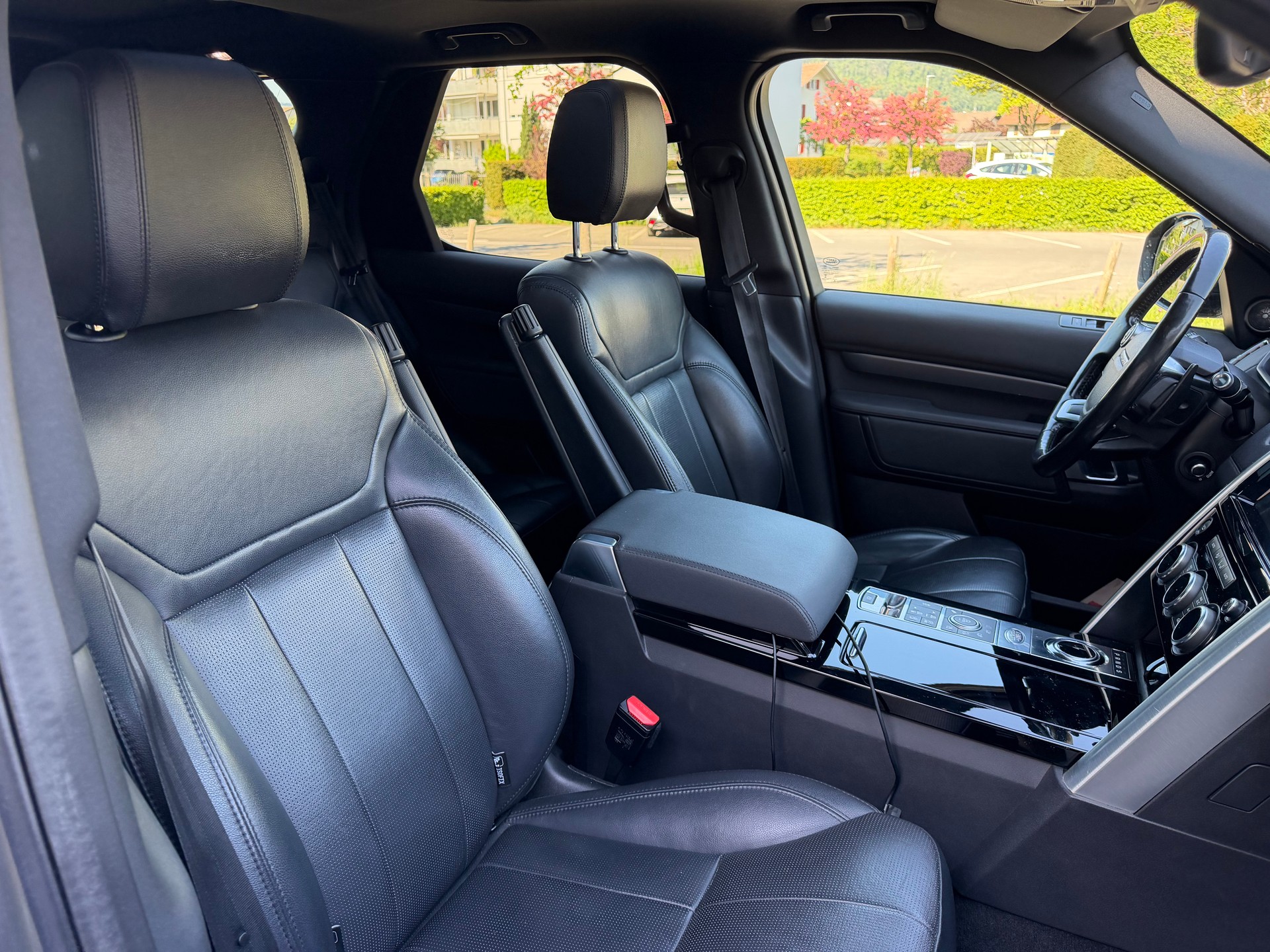 LAND ROVER Discovery 3.0 TDV6 HSE-image-4