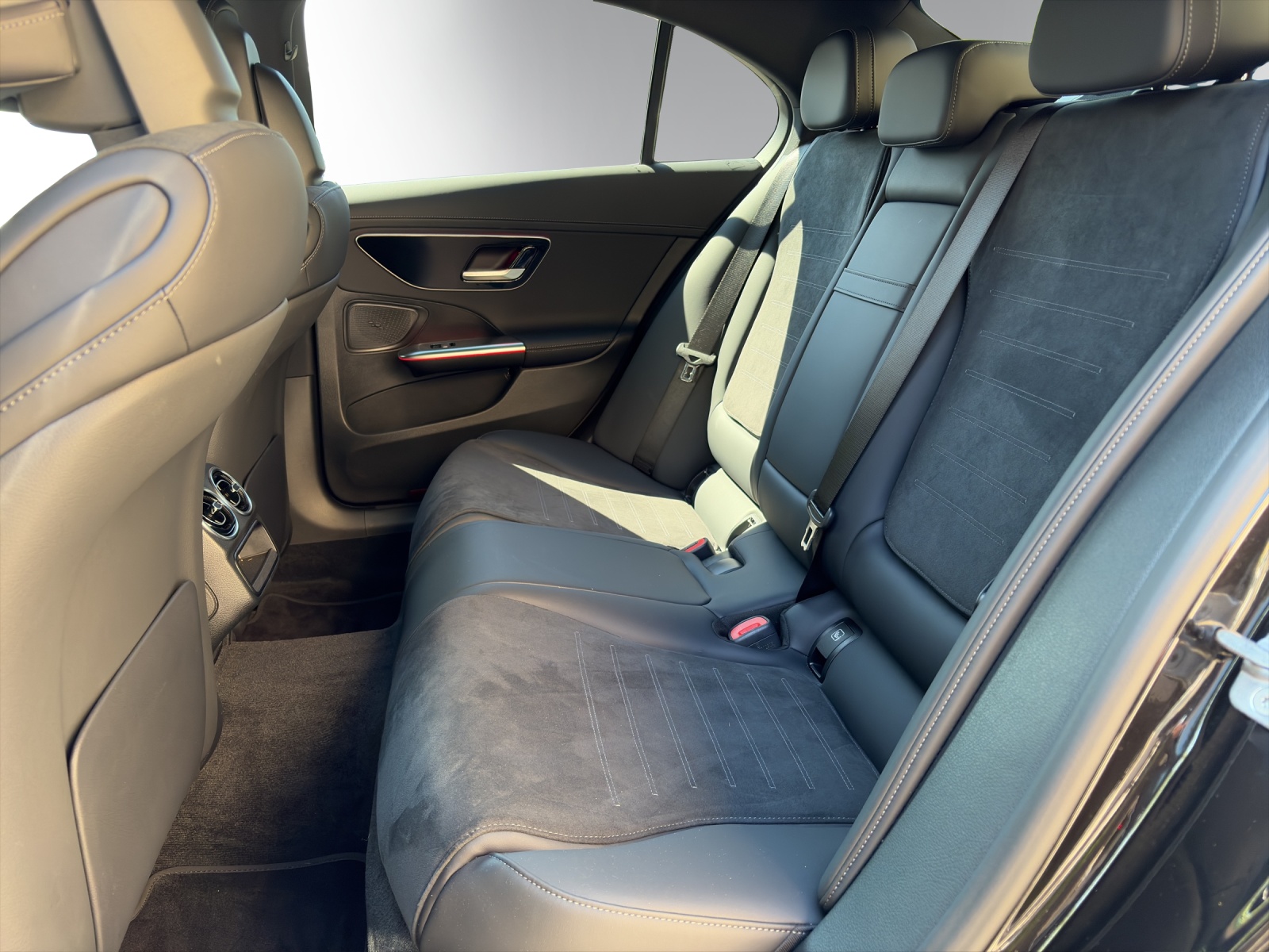 MERCEDES-BENZ C 300de 4Matic AMG Line-image-8