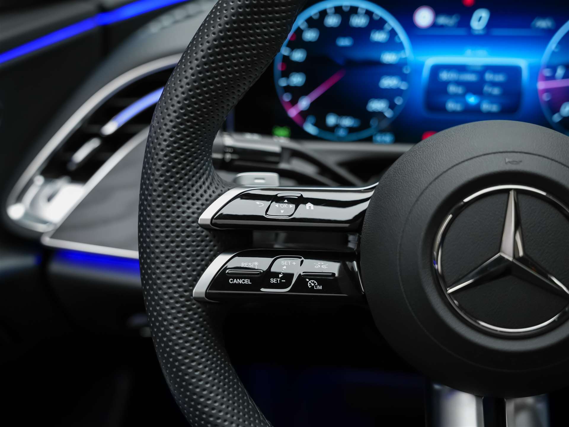 MERCEDES-BENZ E 220 d AMG Line *Werksgarantie*21 Zoll*Panorama*360° Kamera*-image-25