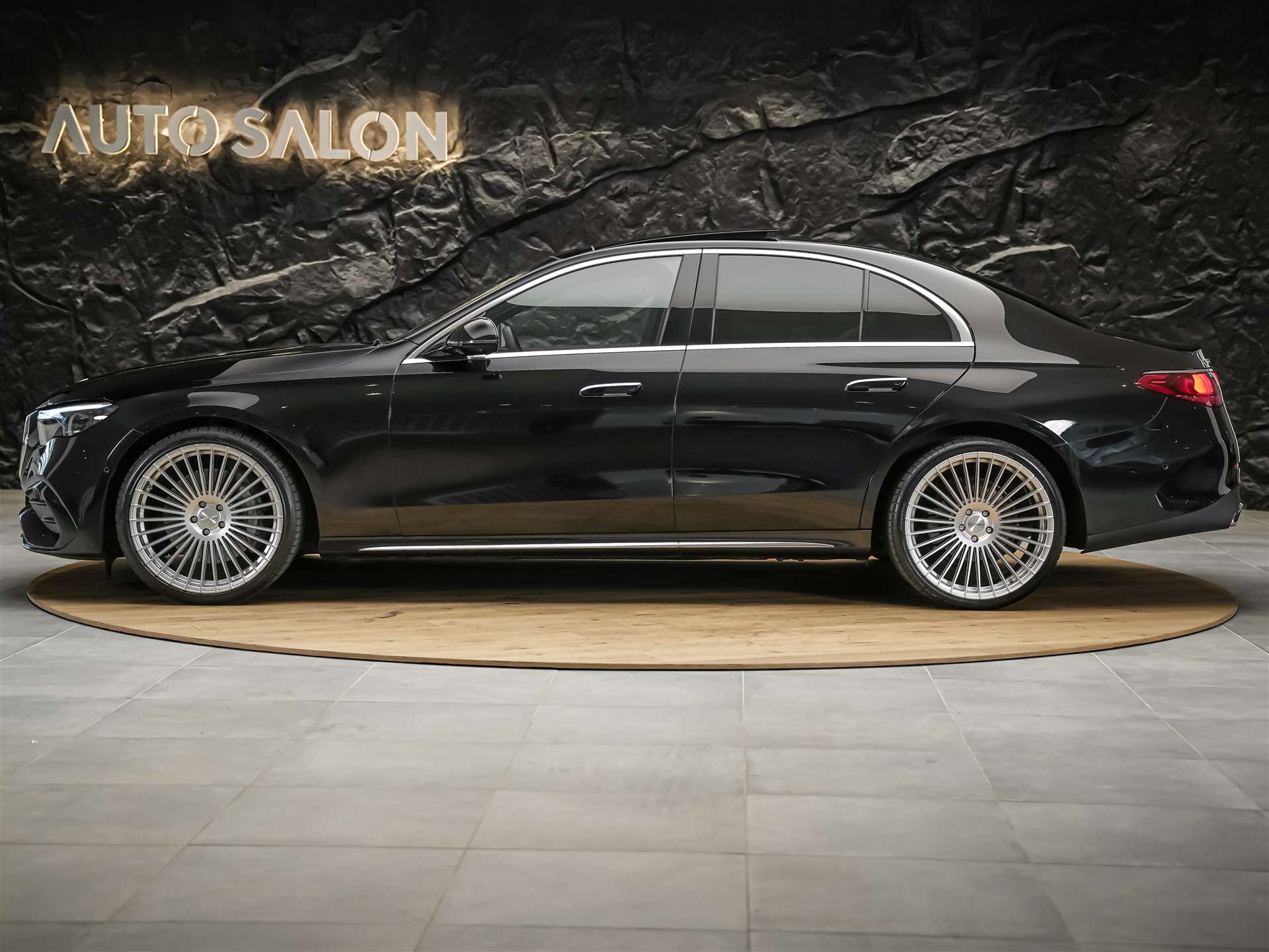 MERCEDES-BENZ E 220 d AMG Line *Werksgarantie*21 Zoll*Panorama*360° Kamera*-showroom-element-1