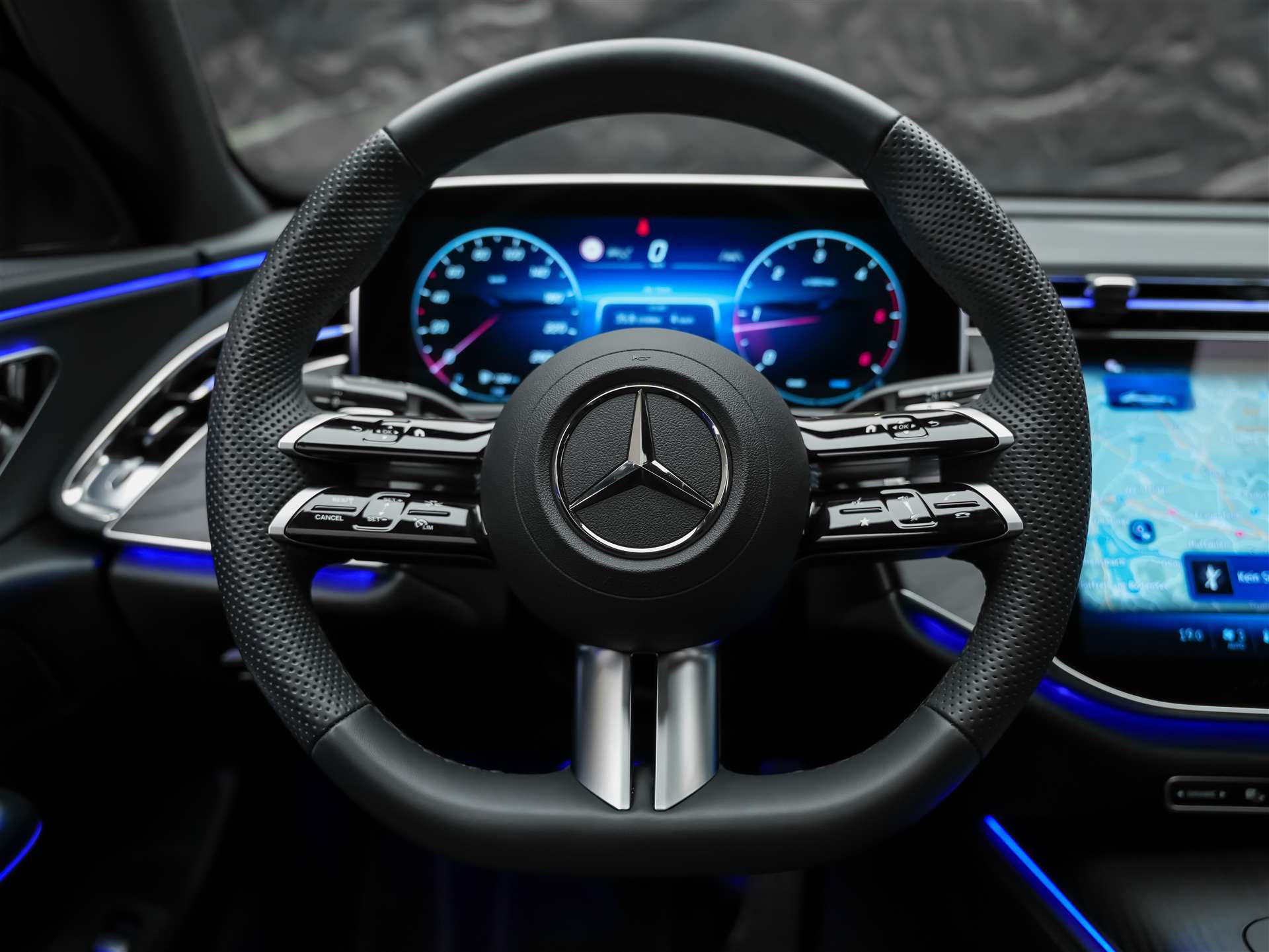 MERCEDES-BENZ E 220 d AMG Line *Werksgarantie*21 Zoll*Panorama*360° Kamera*-image-19