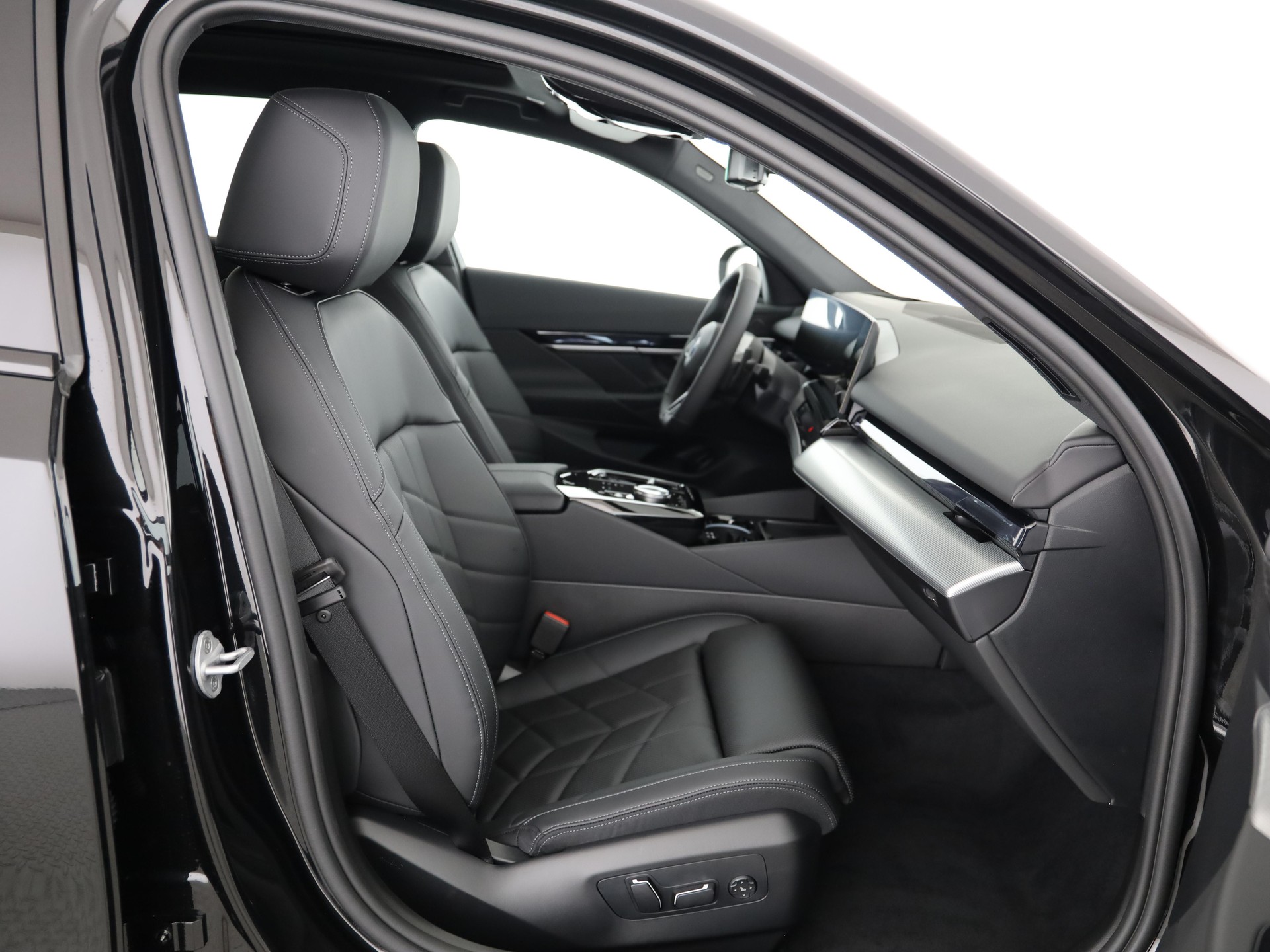 BMW 520d xDrive Limousine-image-16