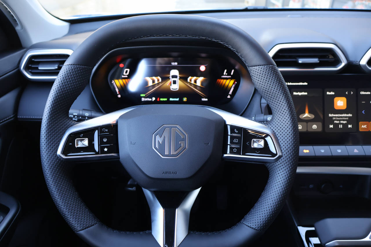 MG ZS 1.5 Hybrid+ Luxury-image-11