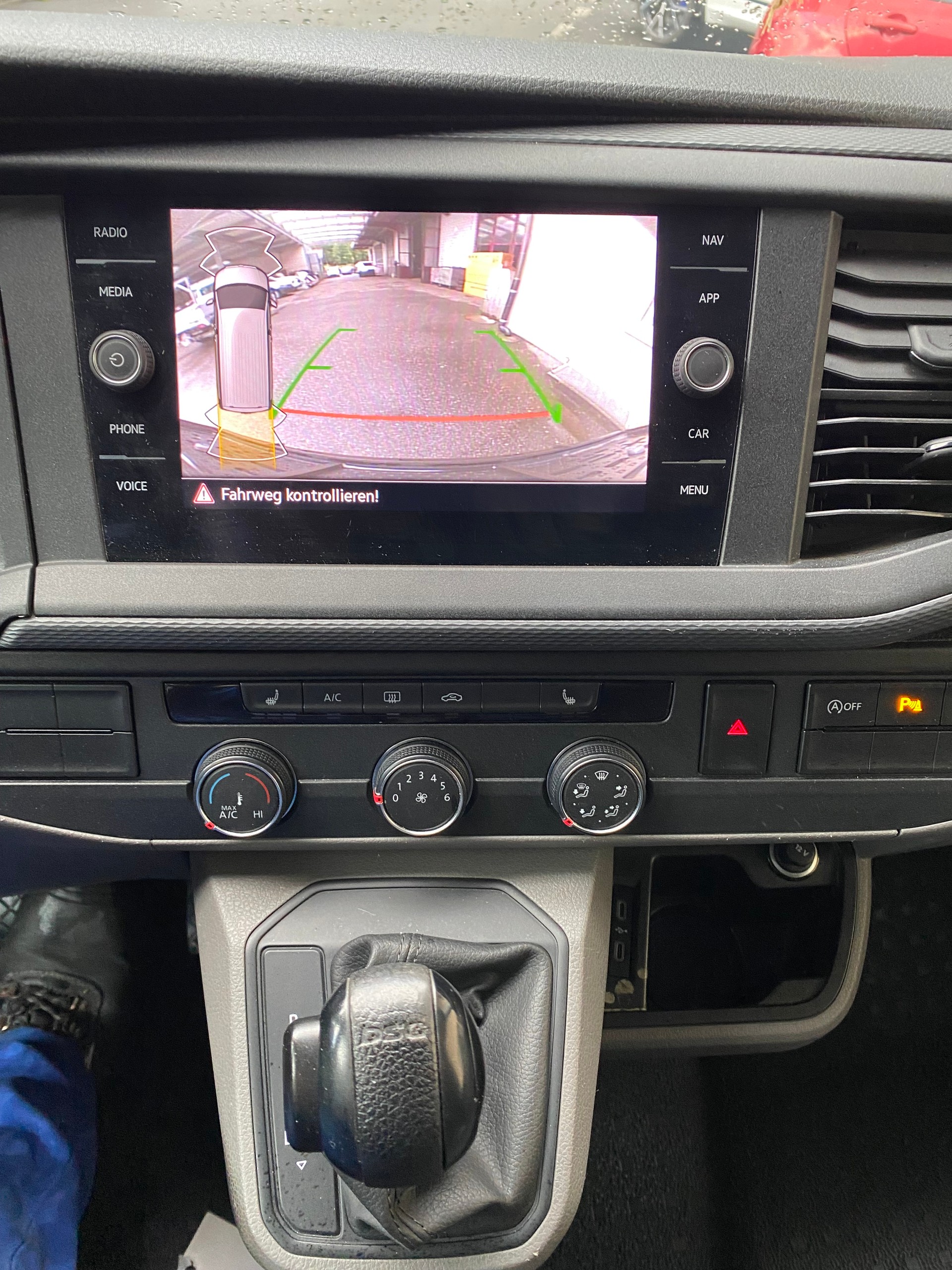VW T6.1 2.0 TDI 4Motion DSG-image-3