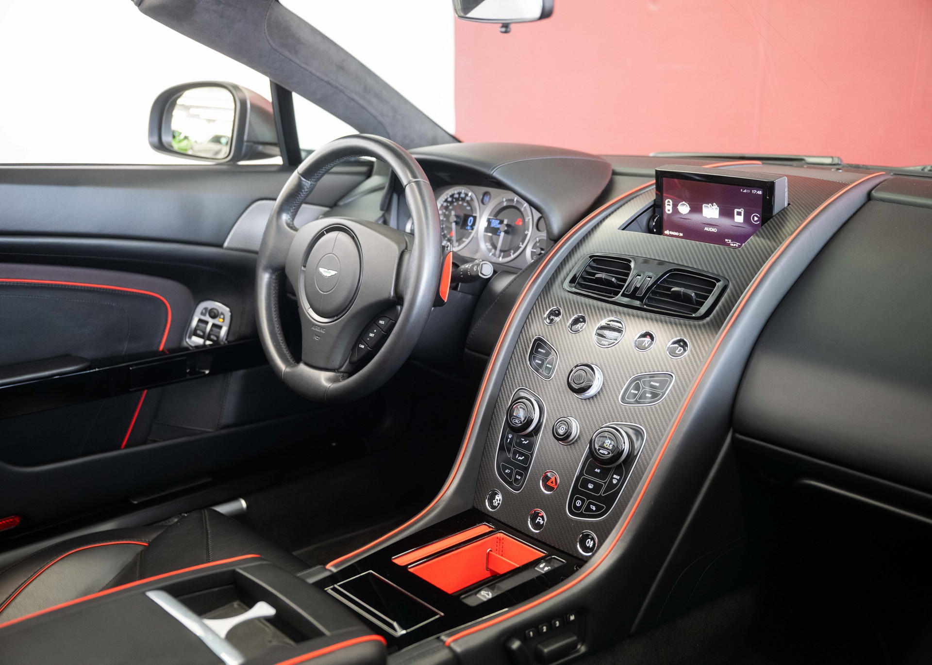 ASTON MARTIN V8 Vantage 4.7 S AMR Roadster 1 of 200 (1st hand Swiss car, mint condition, full Aston Martin service history)-image-19