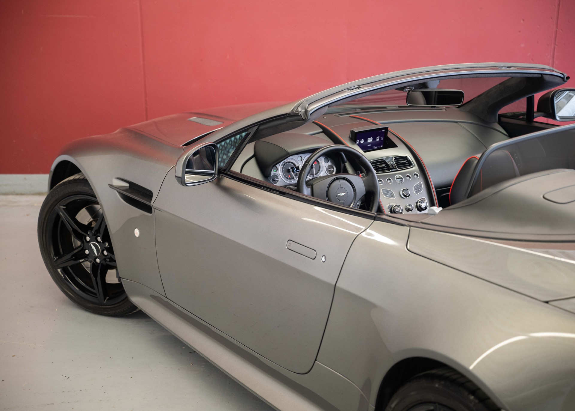 ASTON MARTIN V8 Vantage 4.7 S AMR Roadster 1 of 200 (1st hand Swiss car, mint condition, full Aston Martin service history)-image-13