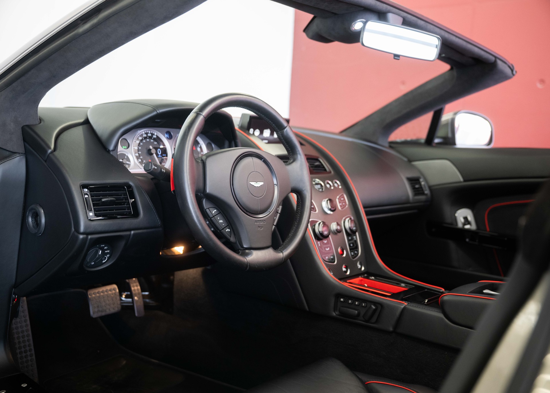 ASTON MARTIN V8 Vantage 4.7 S AMR Roadster 1 of 200 (1st hand Swiss car, mint condition, full Aston Martin service history)-image-18