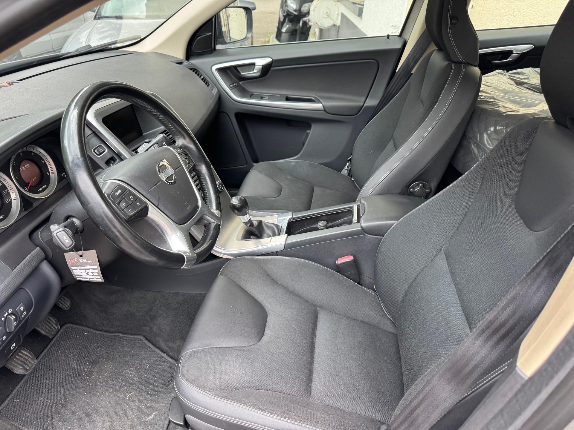 VOLVO XC60 D3 AWD Momentum-image-9