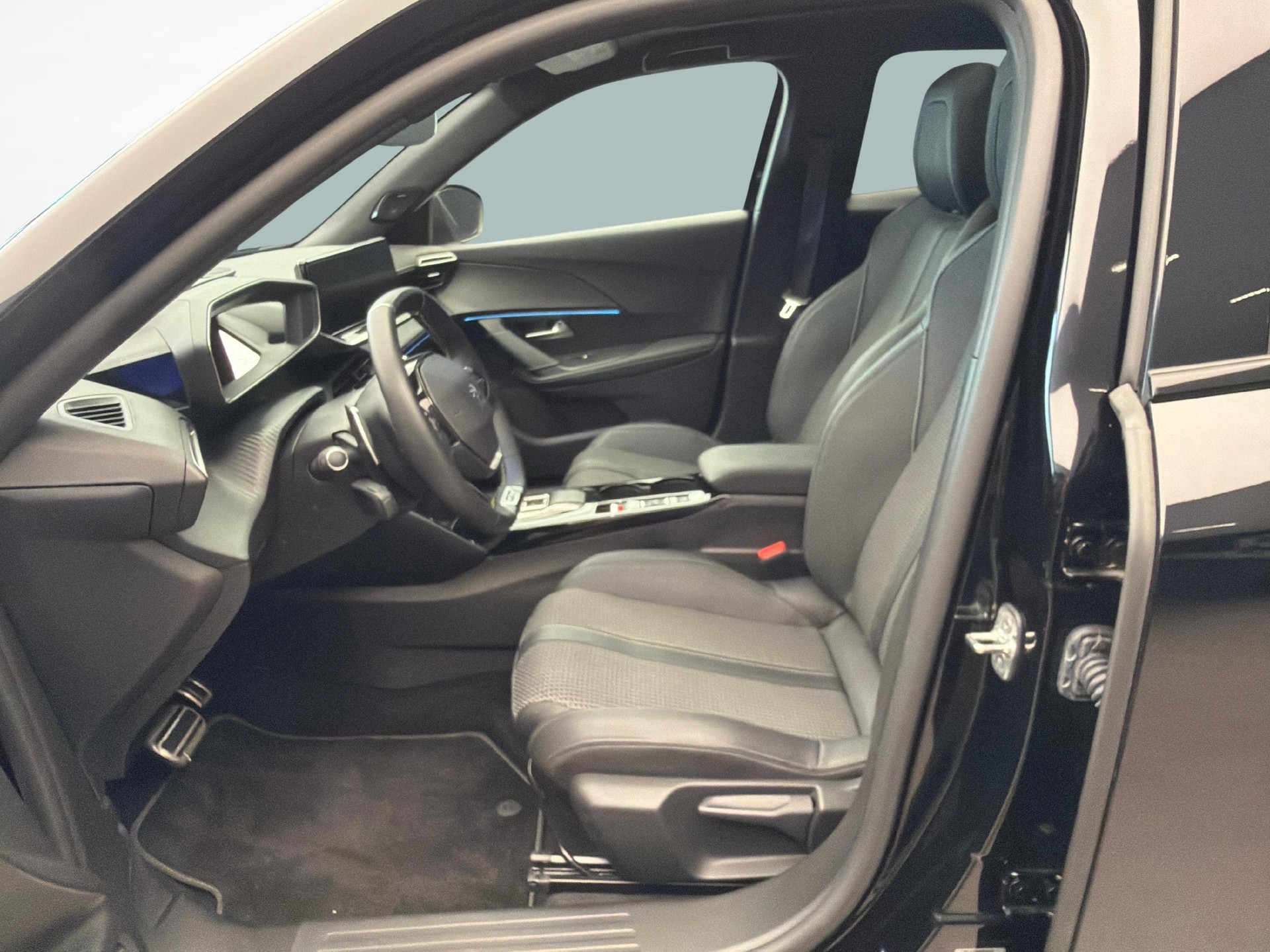 PEUGEOT 2008 1.2 PureTech 155 GT-image-9