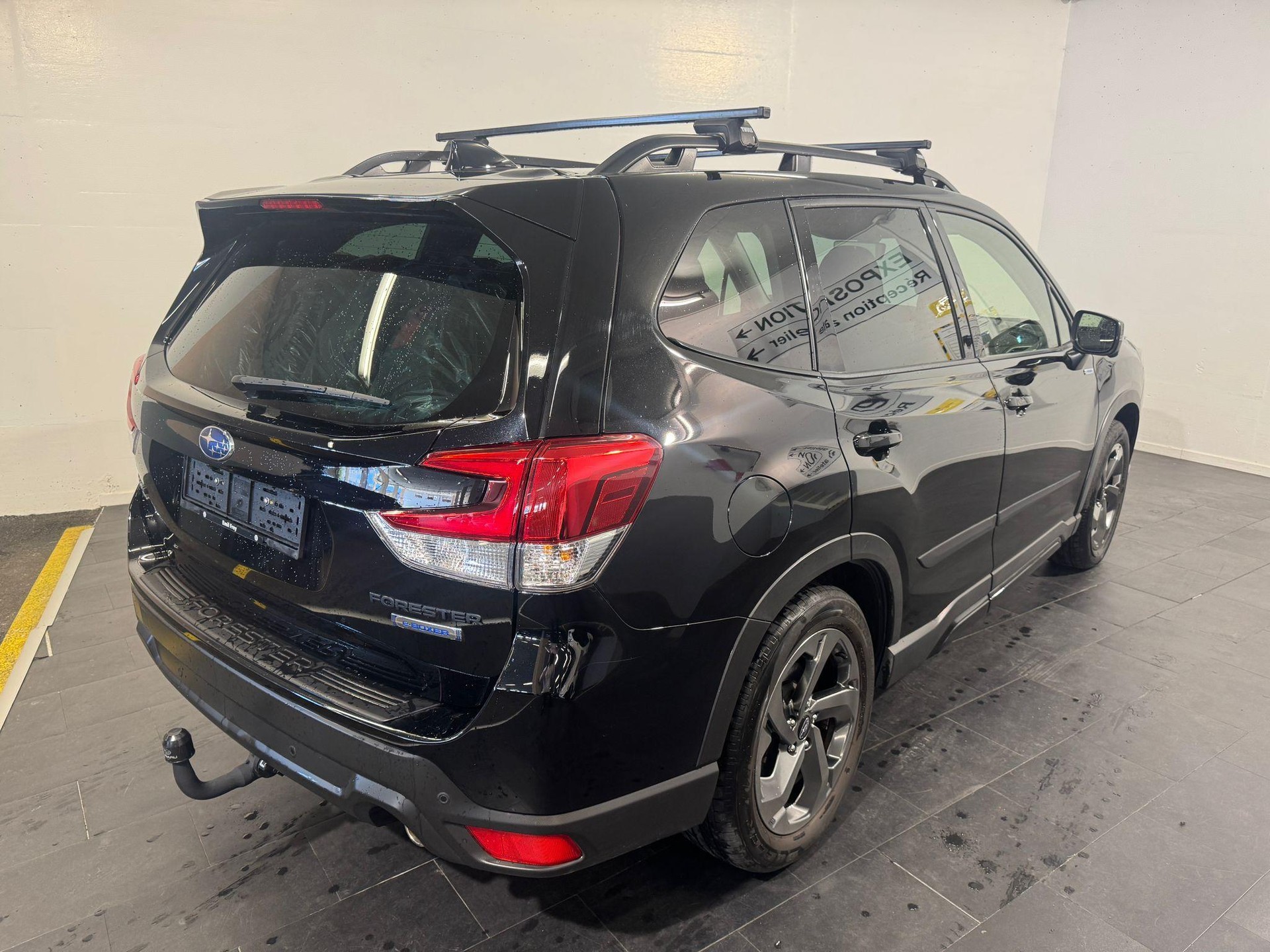 SUBARU Forester Station 2.0i e-Boxer Black Edition-showroom-element-1
