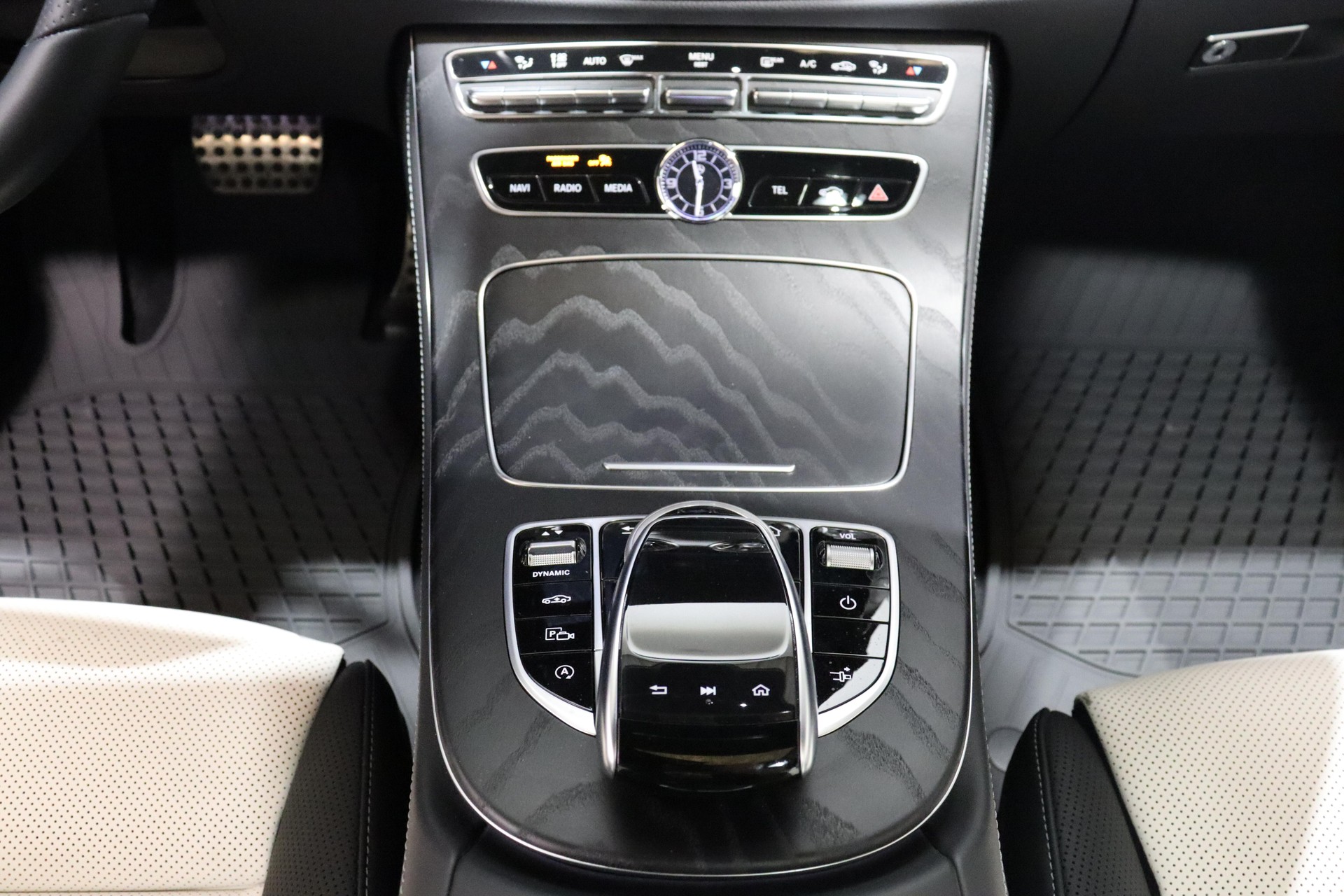 MERCEDES-BENZ E 300 Avantgarde Coupé-image-8