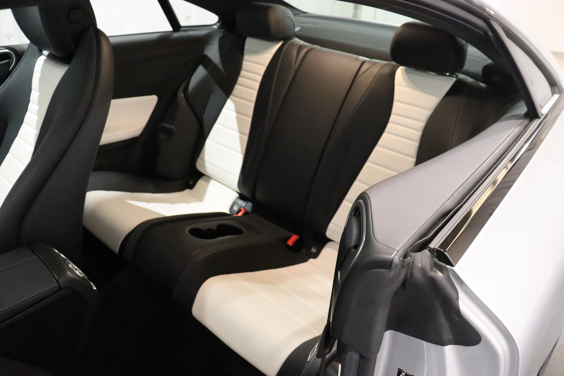 MERCEDES-BENZ E 300 Avantgarde Coupé-image-5