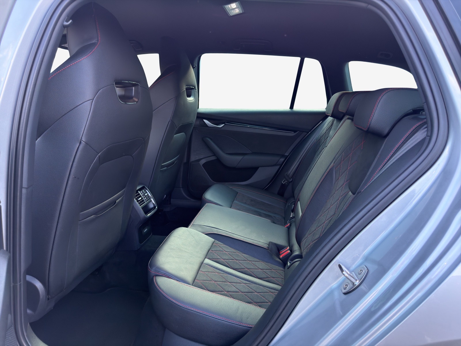 SKODA Octavia Combi 2.0 TSI DSG RS-image-11