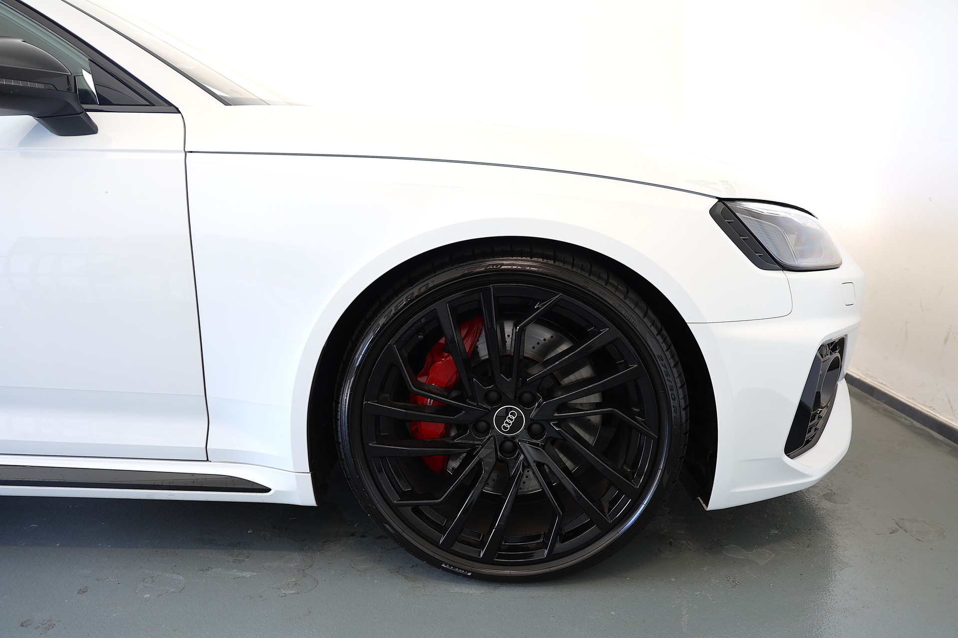 AUDI RS4 Avant quattro tiptronic *CH-Fahrzeug*-image-6