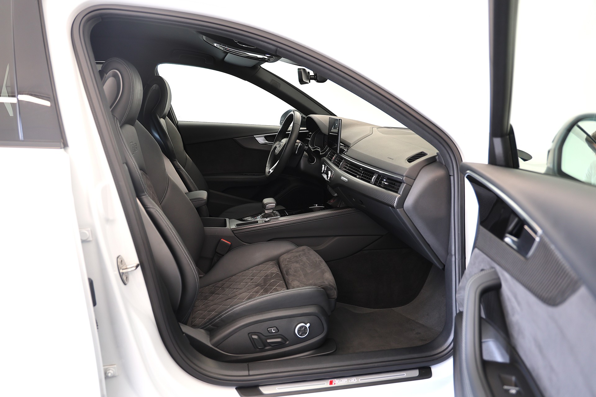 AUDI RS4 Avant quattro tiptronic *CH-Fahrzeug*-image-14