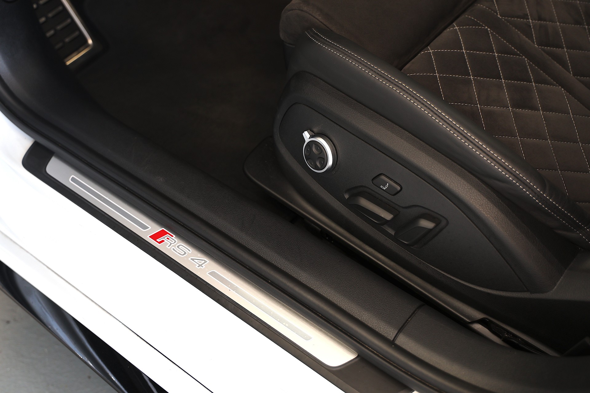 AUDI RS4 Avant quattro tiptronic *CH-Fahrzeug*-image-18
