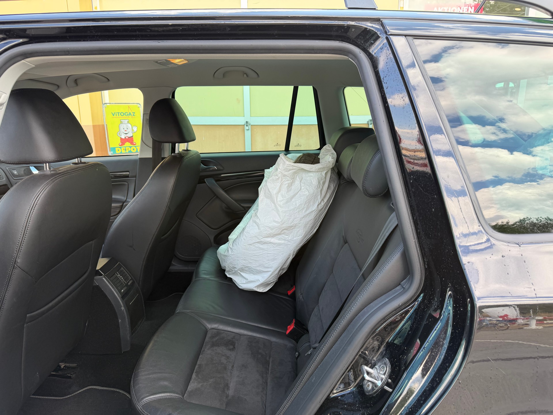 SKODA Octavia Combi 2.0 TDI Laurin & Klement 4x4 DSG-image-9