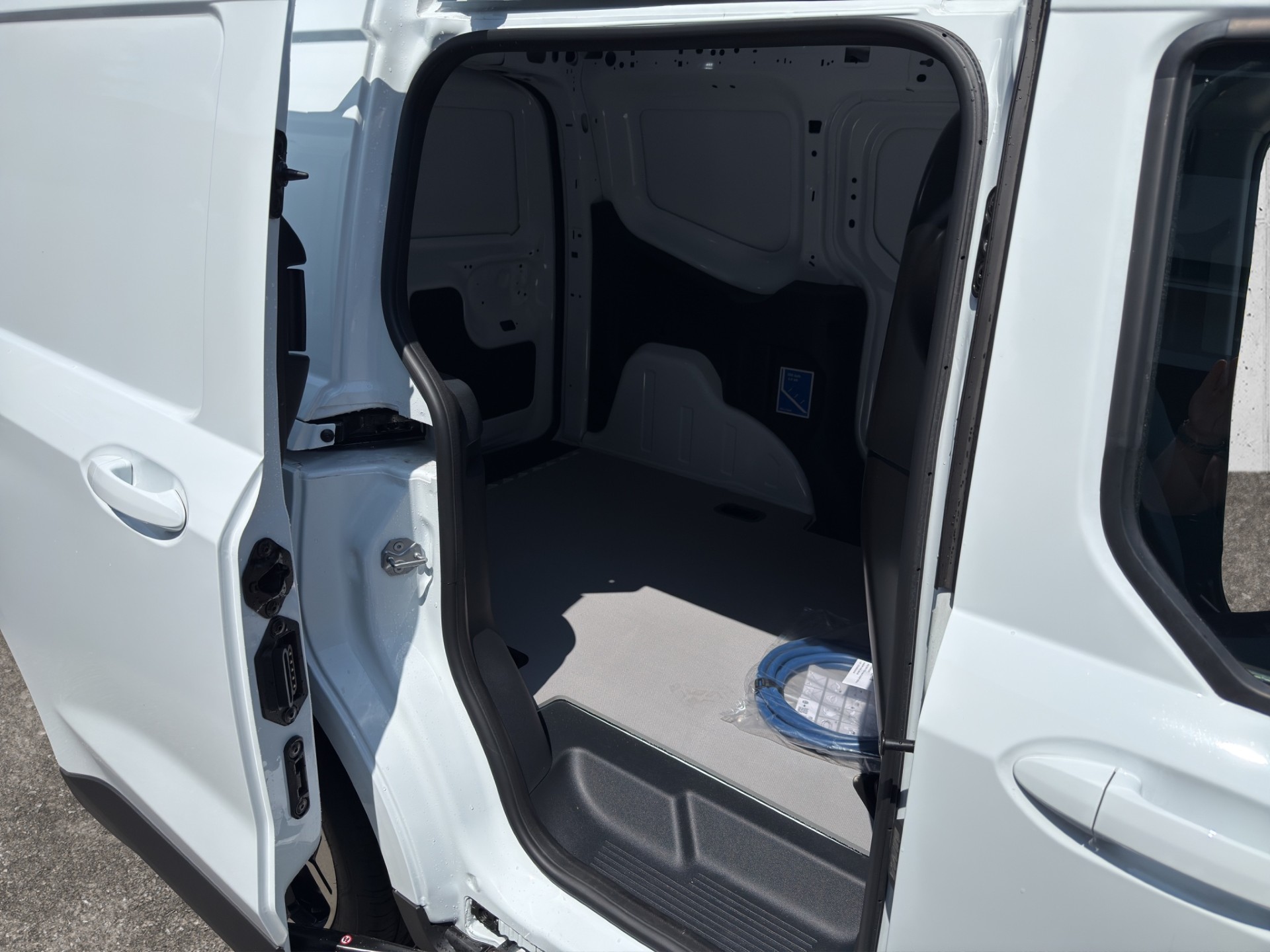FORD E-Transit Courier Van Limited-image-11