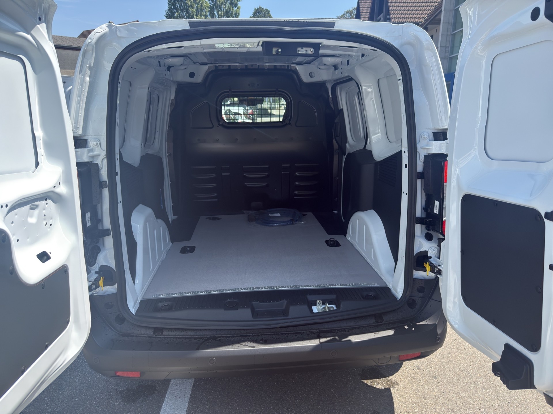 FORD E-Transit Courier Van Limited-image-12