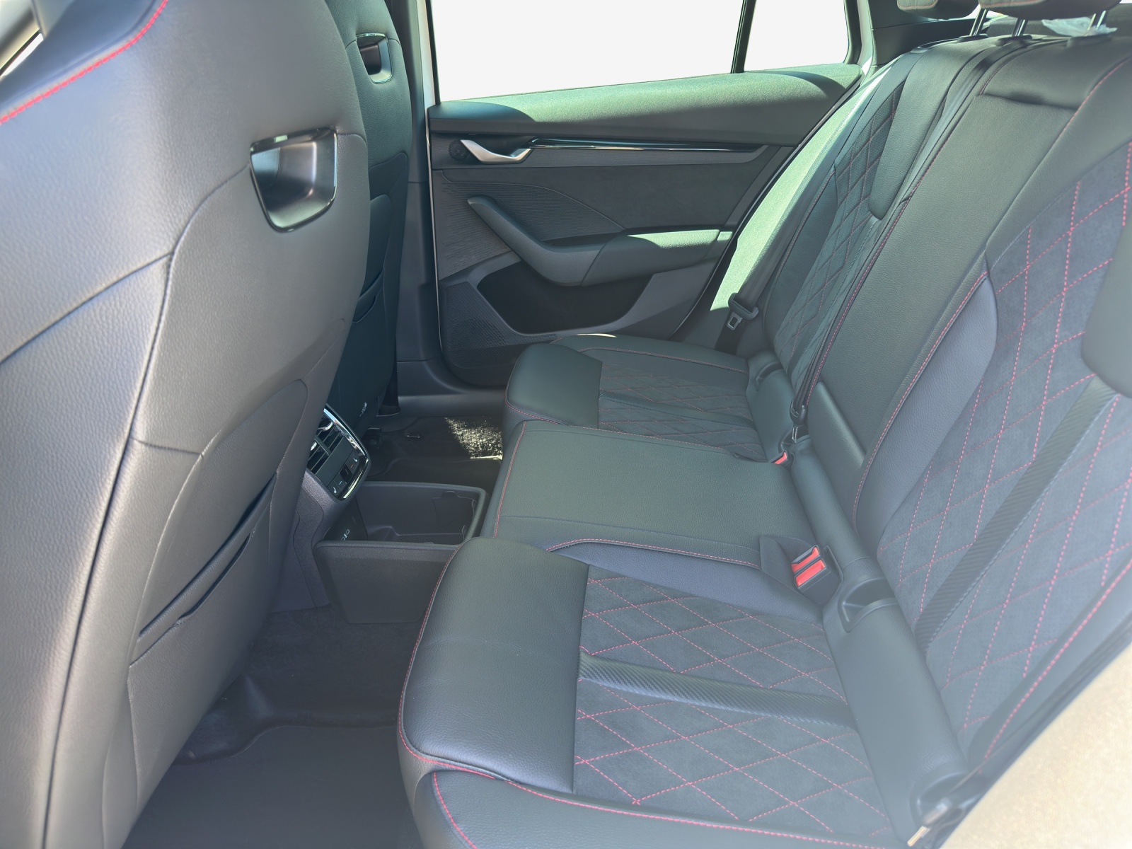 SKODA Octavia Combi 2.0 TSI DSG RS 30 Years Edition-image-11