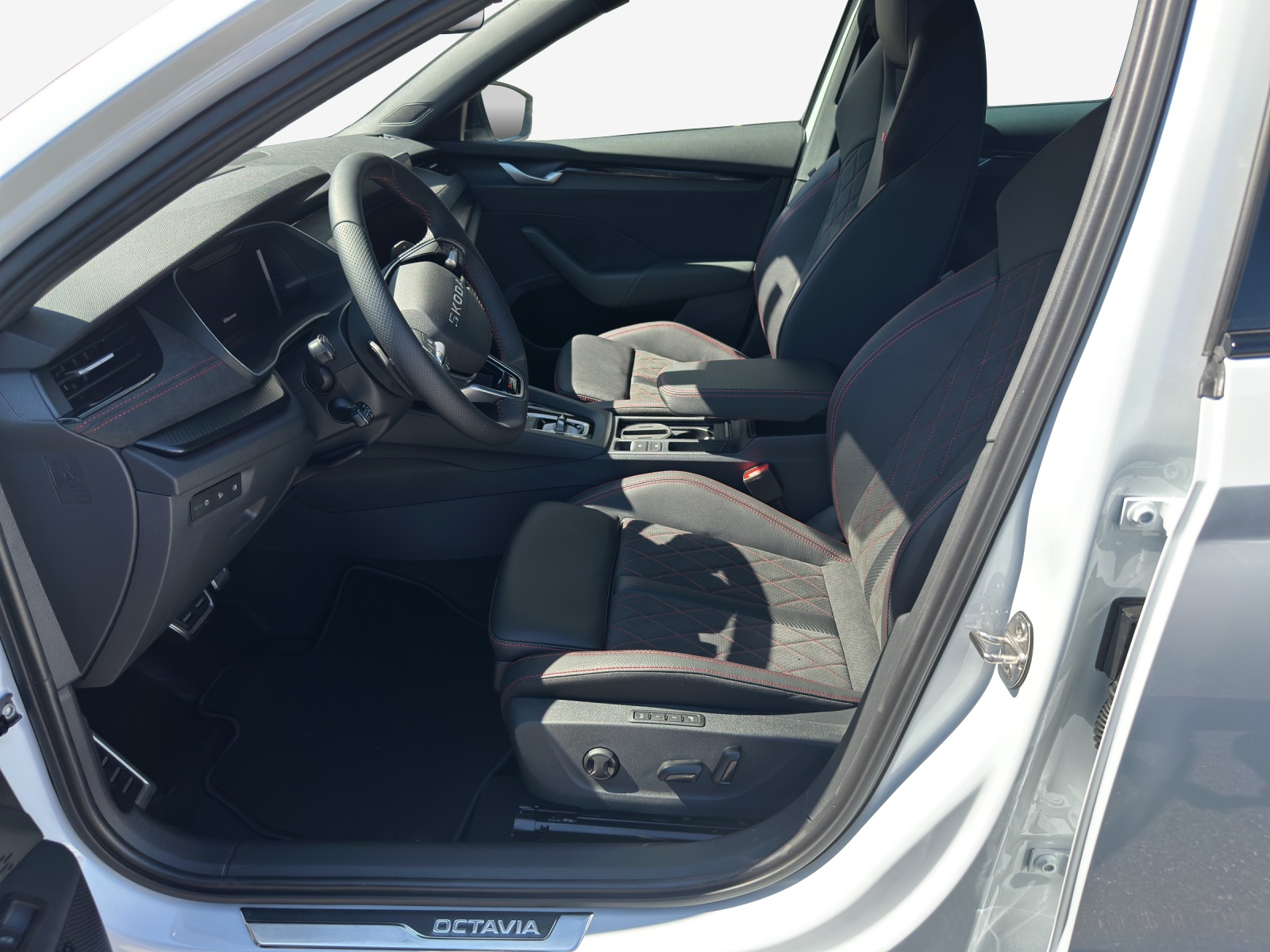 SKODA Octavia Combi 2.0 TSI DSG RS 30 Years Edition-image-7