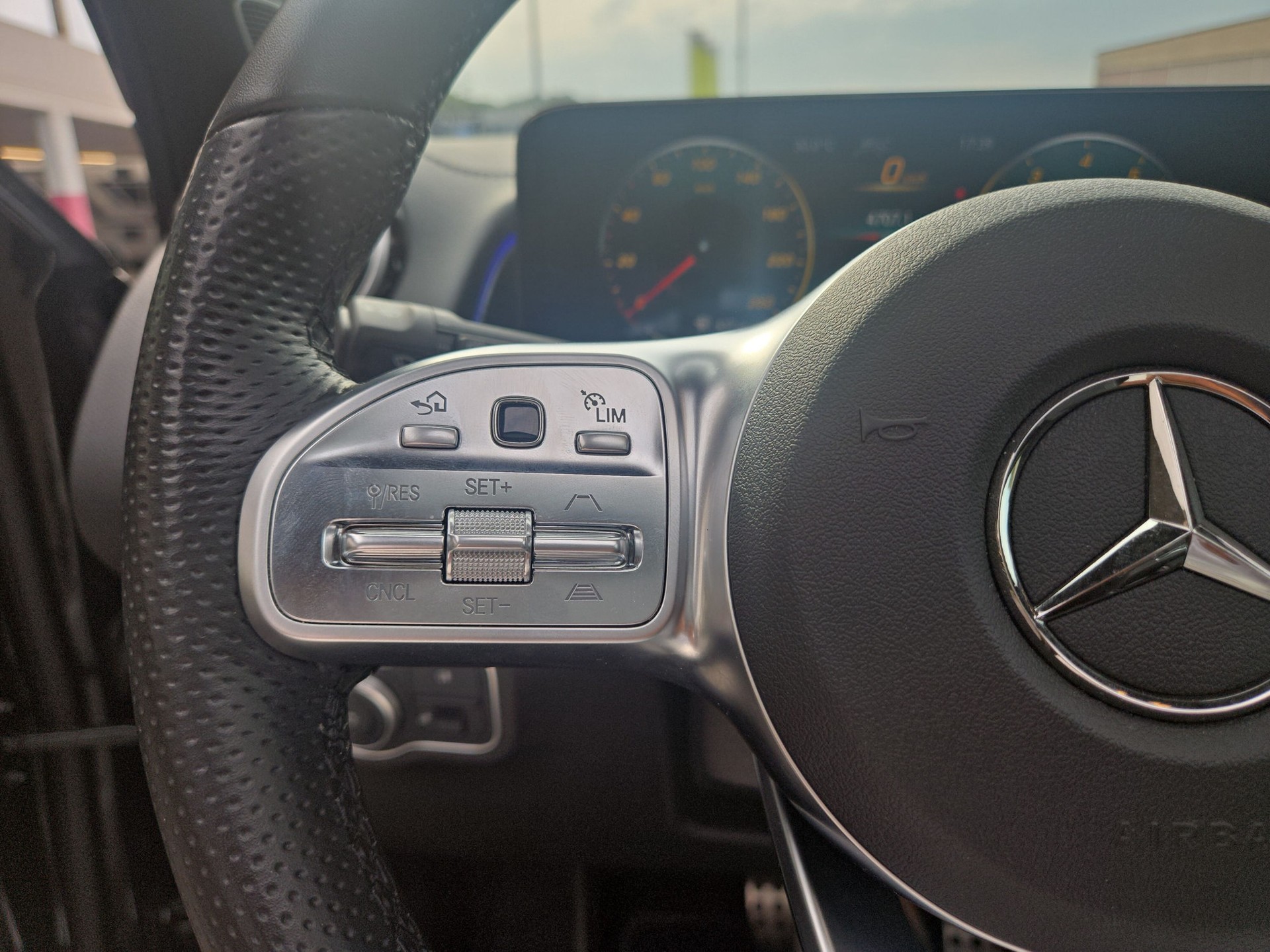MERCEDES-BENZ GLB 250 4Matic AMG Line 8G-Tronic-image-13