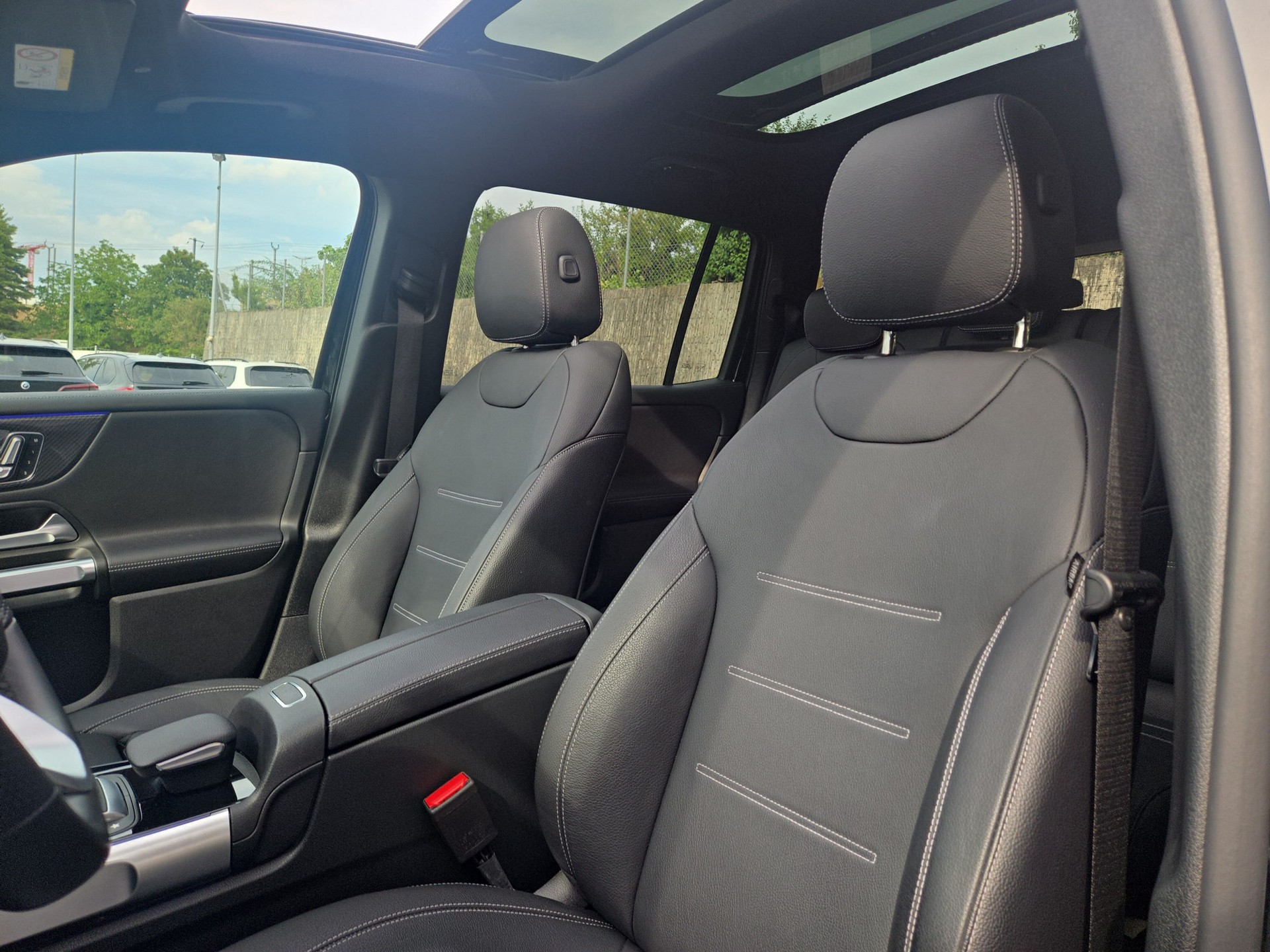 MERCEDES-BENZ GLB 250 4Matic AMG Line 8G-Tronic-image-10