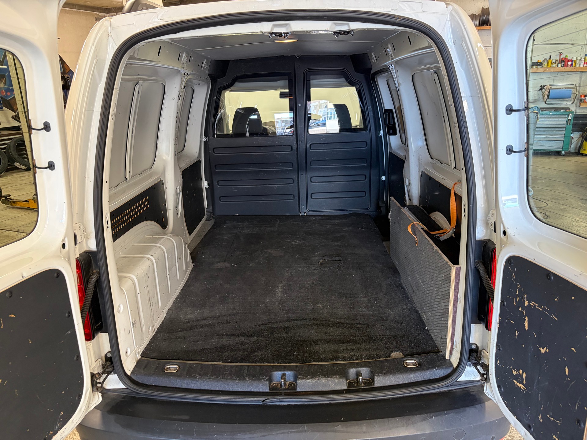 VW Caddy Maxi 2.0TDI 4Motion BlueMotion Technology-image-6