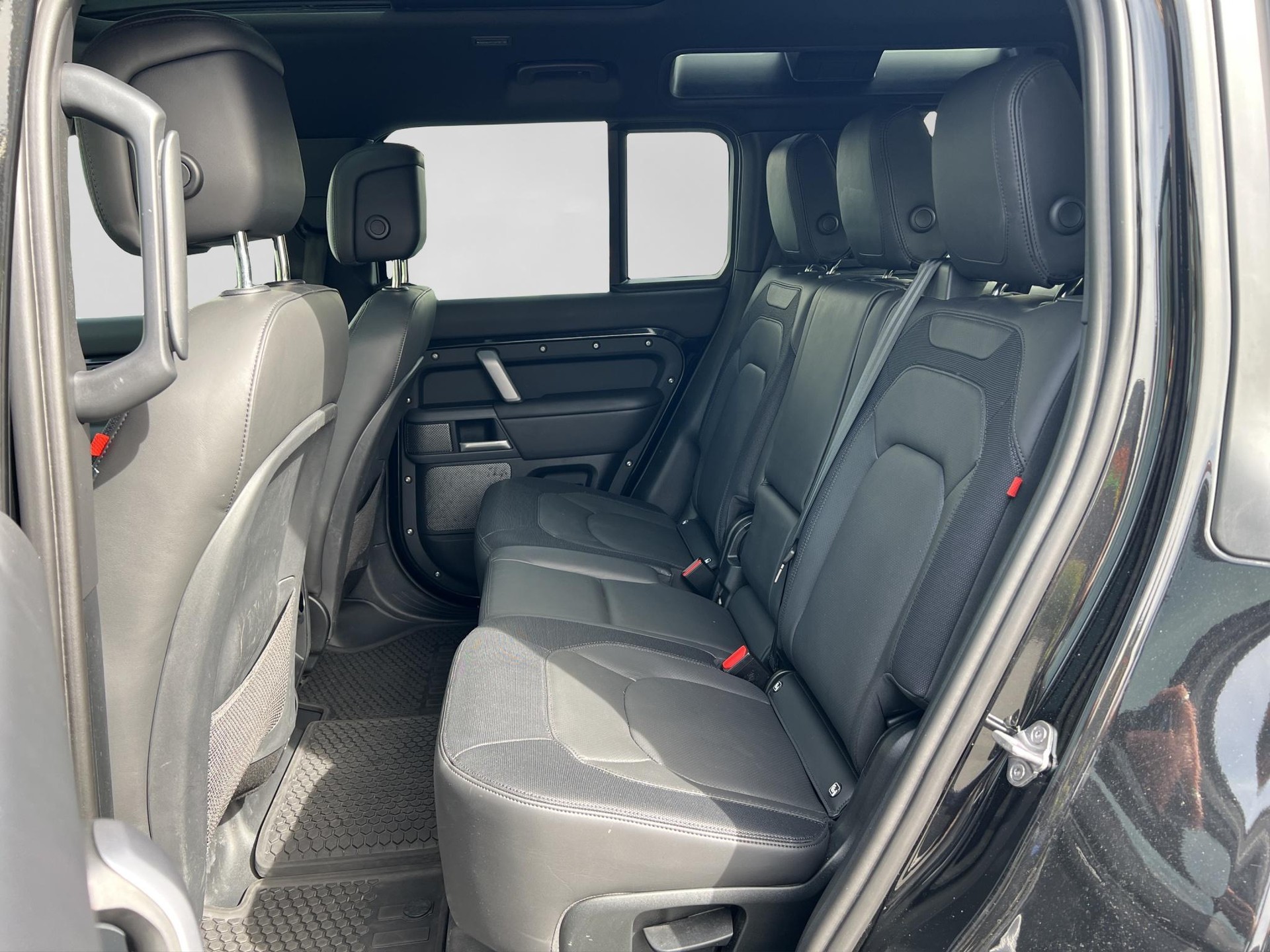 LAND ROVER Defender 110 3.0 D I6 300 X-Dynamic HSE-image-6