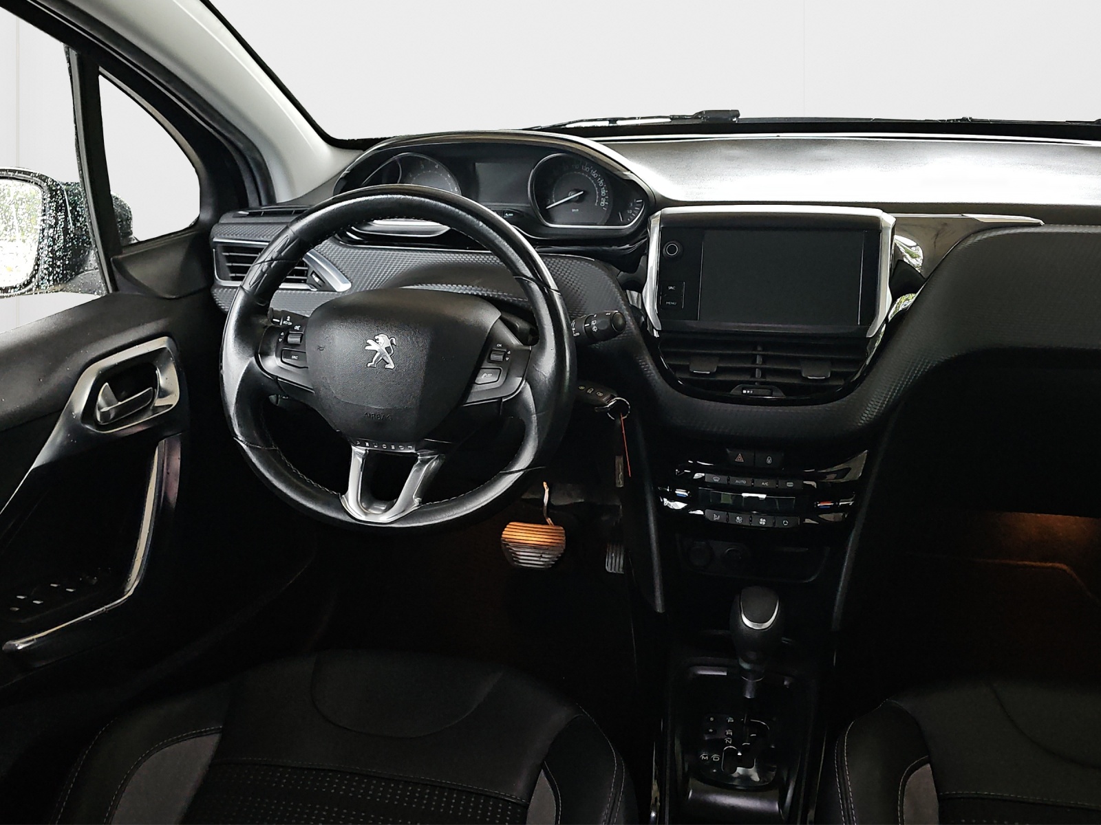 PEUGEOT 2008 1.2 PureTech Allure EAT6-image-12