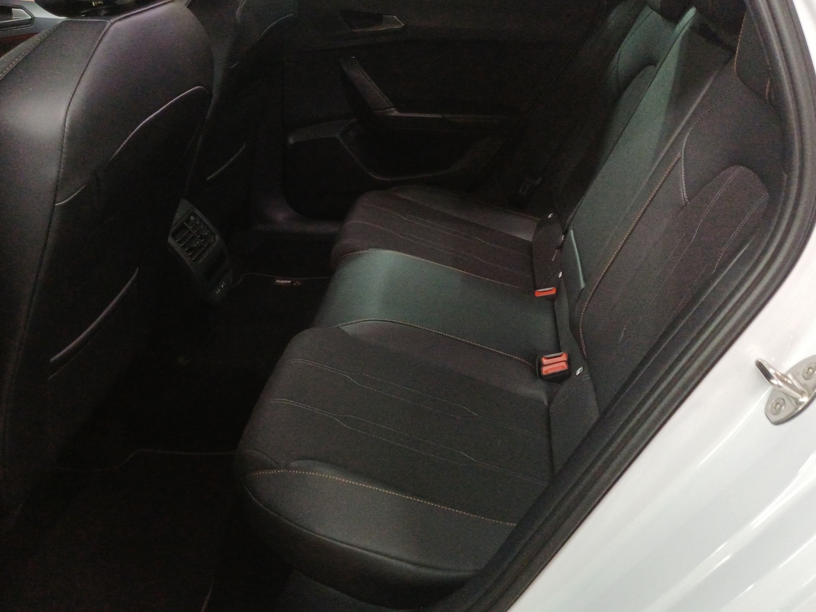 CUPRA LEON ST 1.5 eTSI DSG-image-11