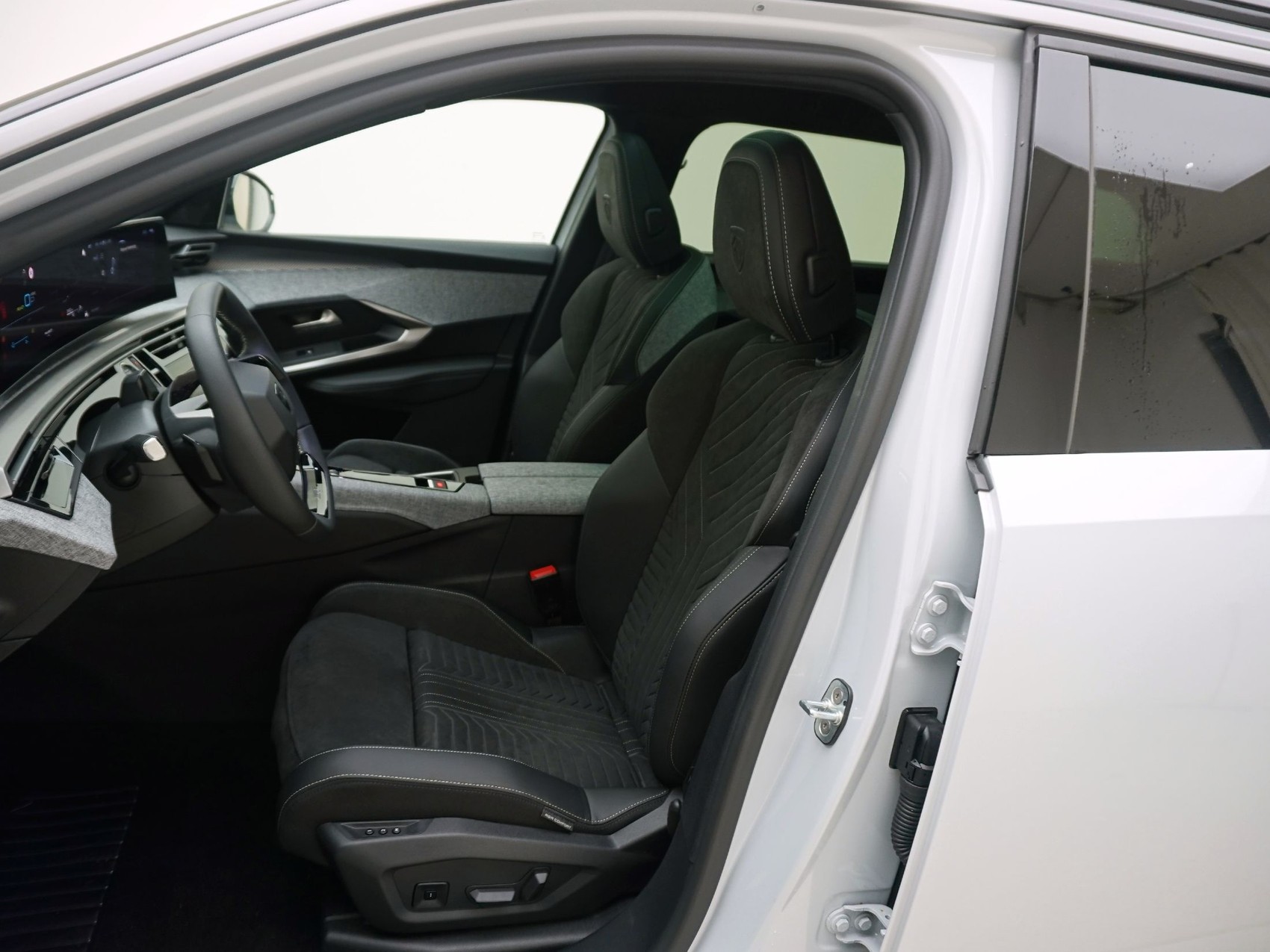 PEUGEOT 5008 1.6 PHEV GT Exclusive 7Plätzer-image-11