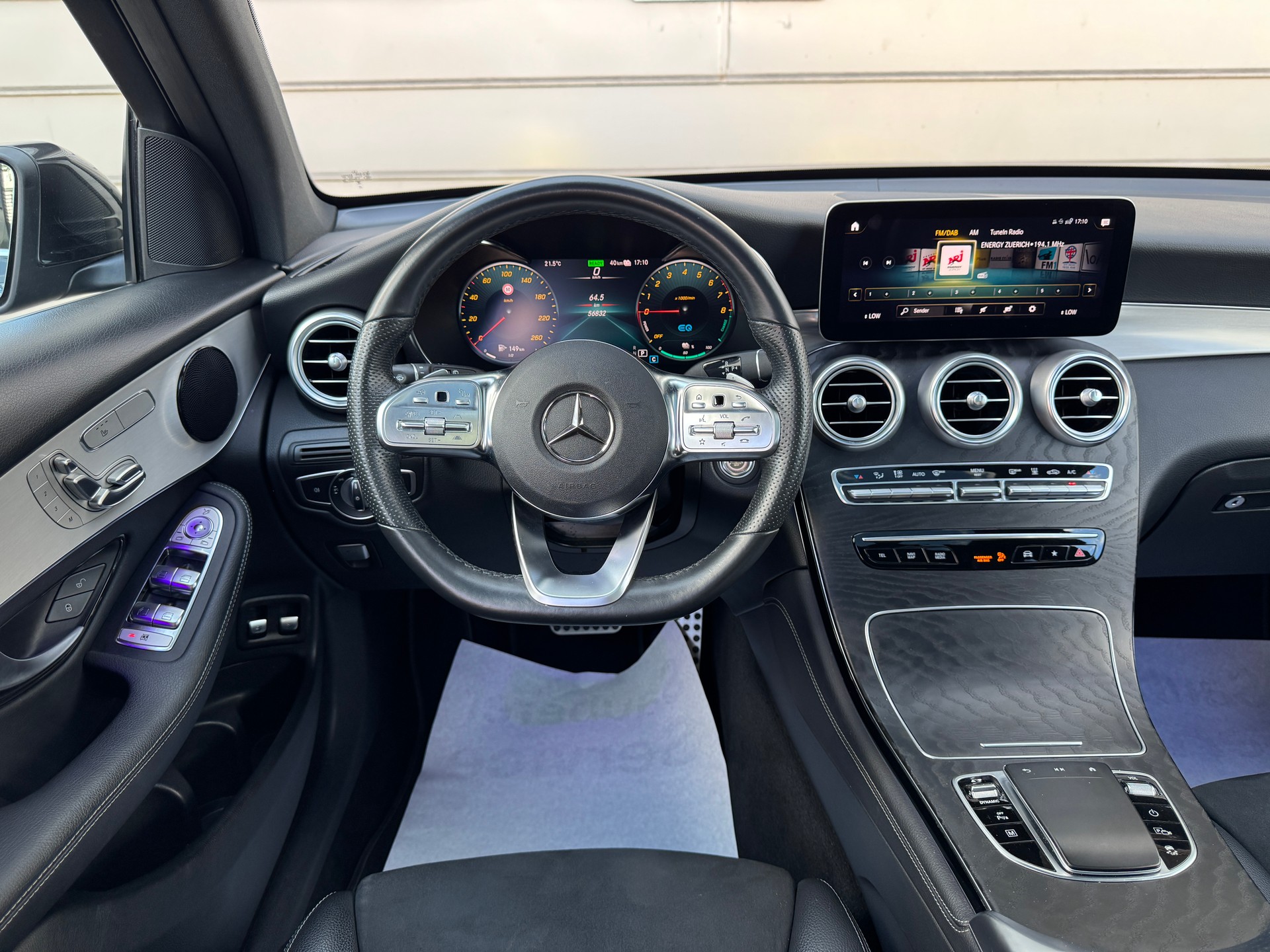 MERCEDES-BENZ GLC 300 e AMG Line 4Matic 9G-Tronic-image-9