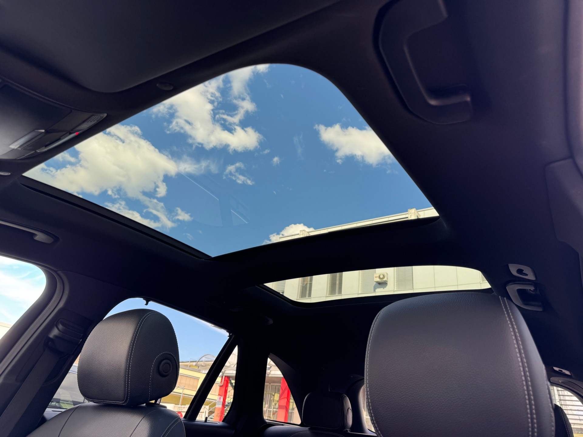 MERCEDES-BENZ GLC 300 e AMG Line 4Matic 9G-Tronic-image-13